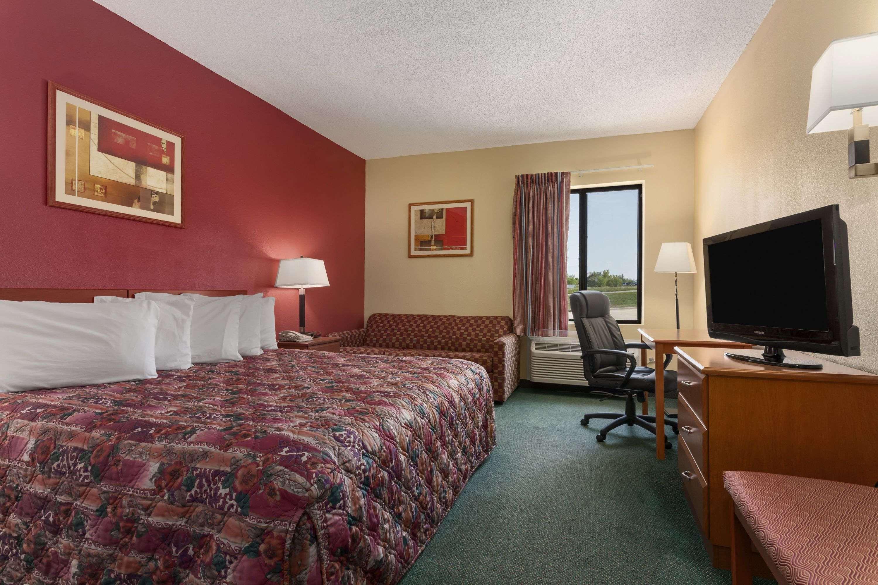 Days Inn by Wyndham Jefferson City — photo 3