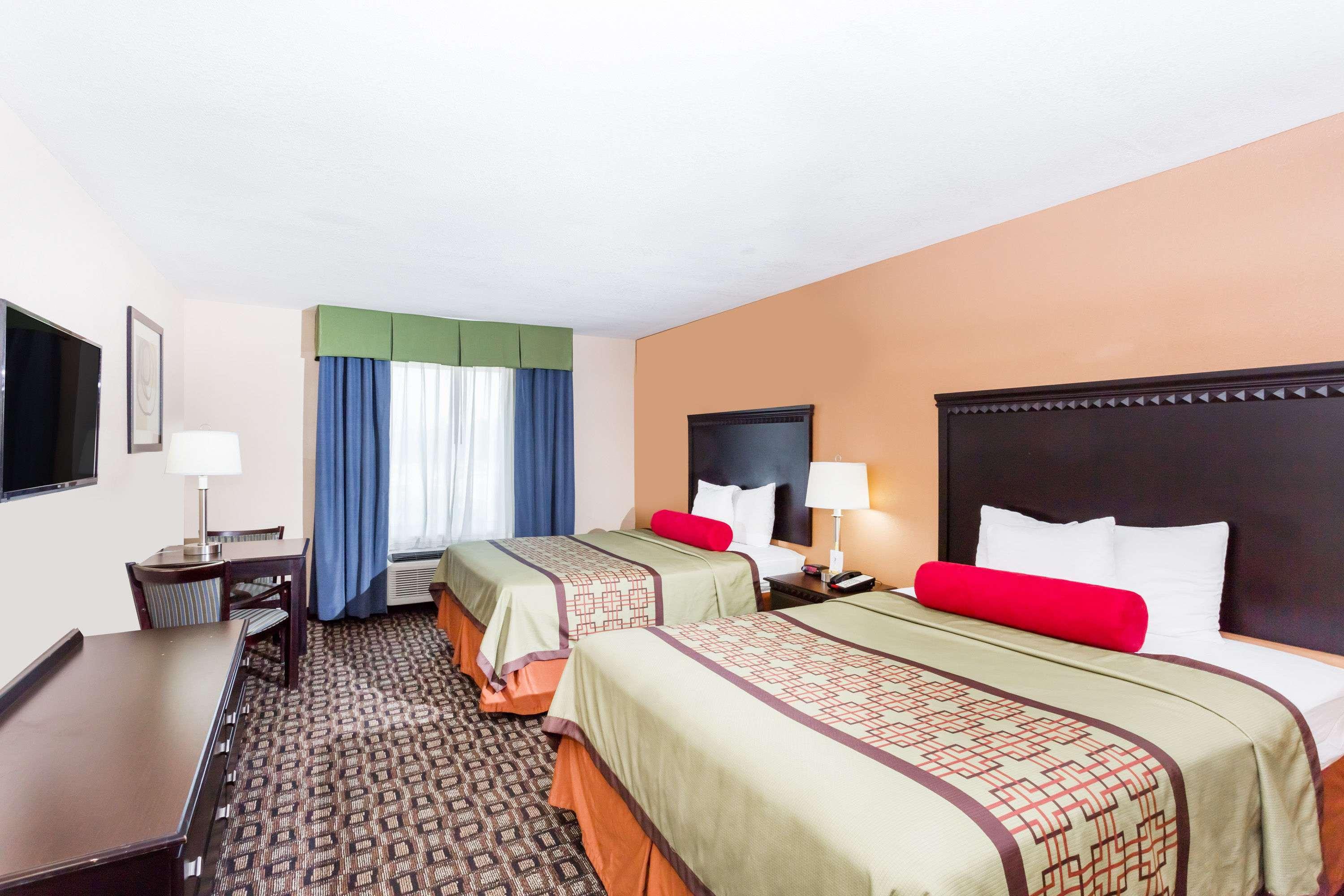 Days Inn & Suites by Wyndham Savannah North I-95 — photo 4