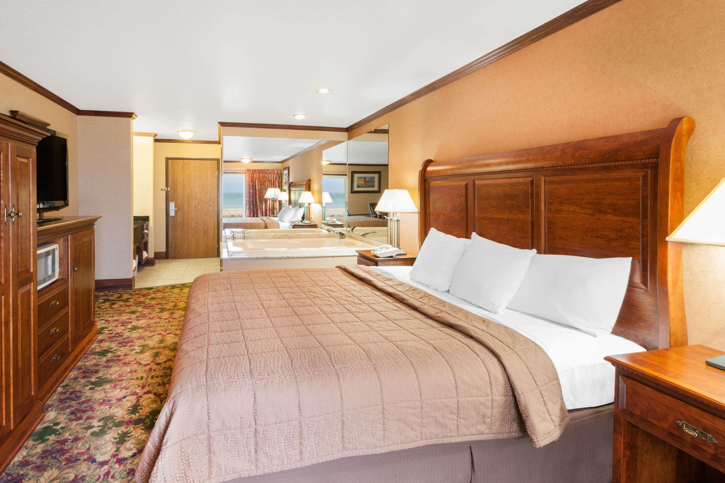 Ramada by Wyndham Mackinaw City Waterfront — photo 4