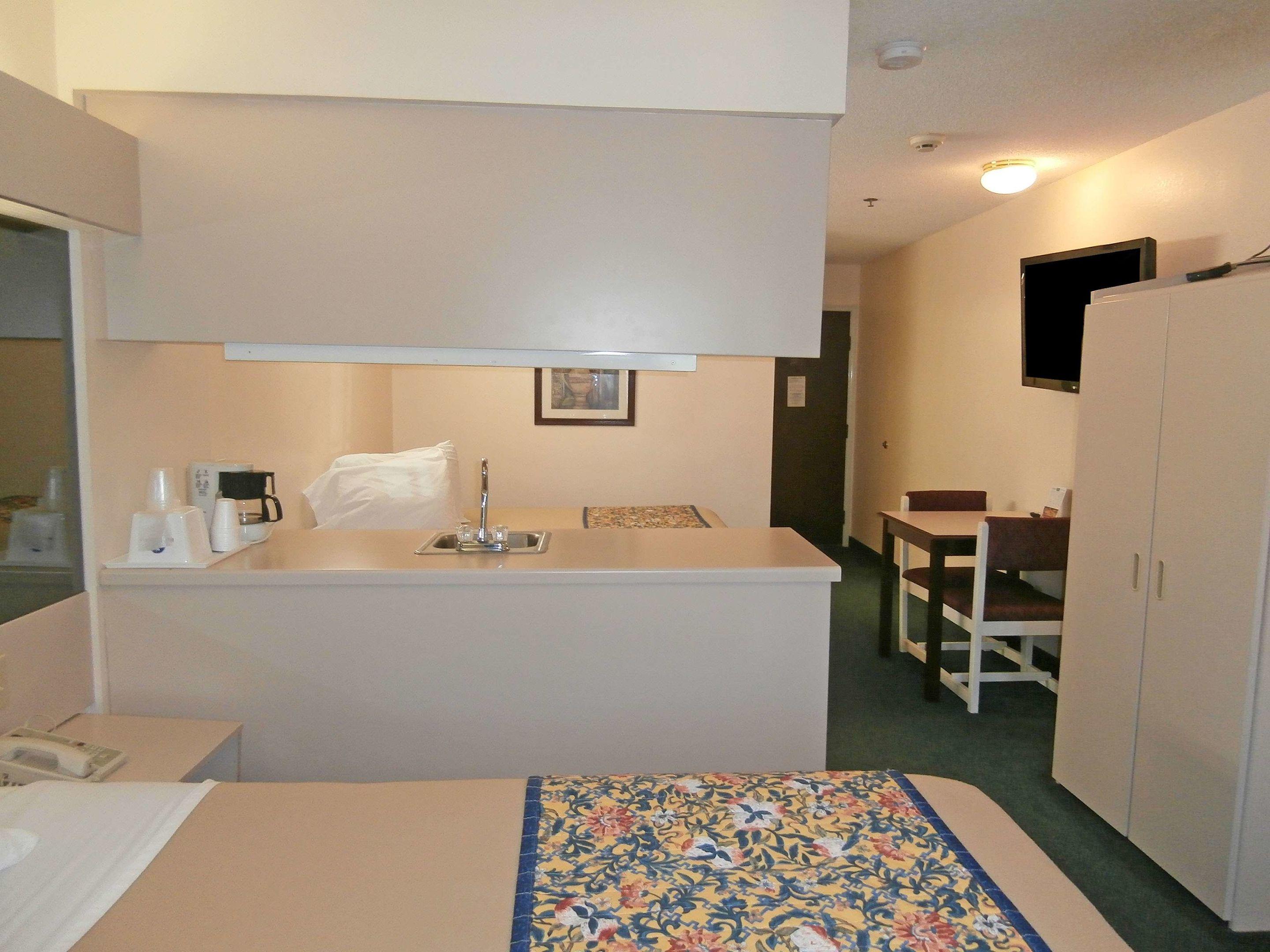 Americas Best Value Inn & Suites McDonough — photo 5