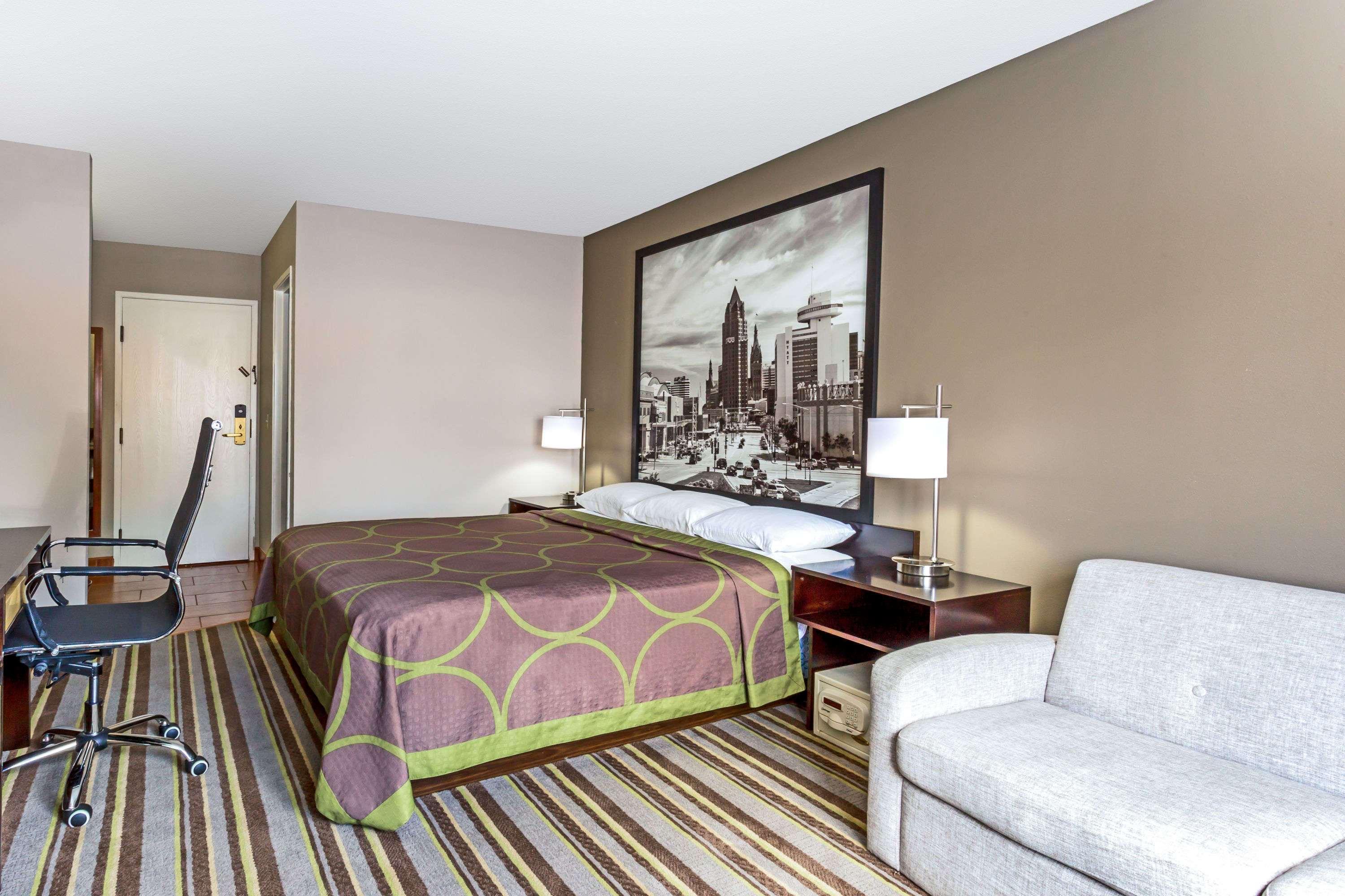 Super 8 by Wyndham Delavan Near Lake Geneva — photo 5