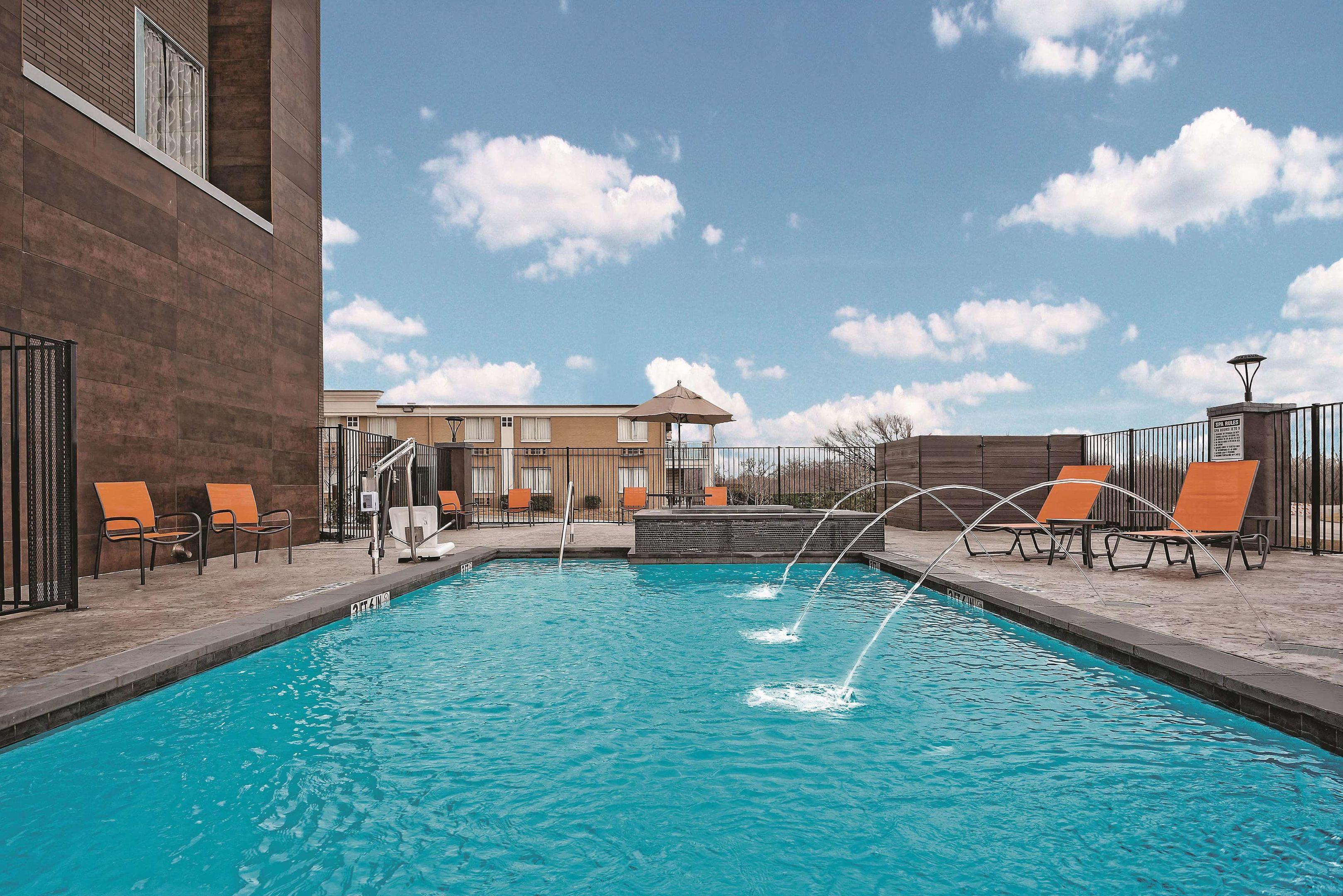 La Quinta Inn & Suites Dallas Grand Prairie North — photo 4