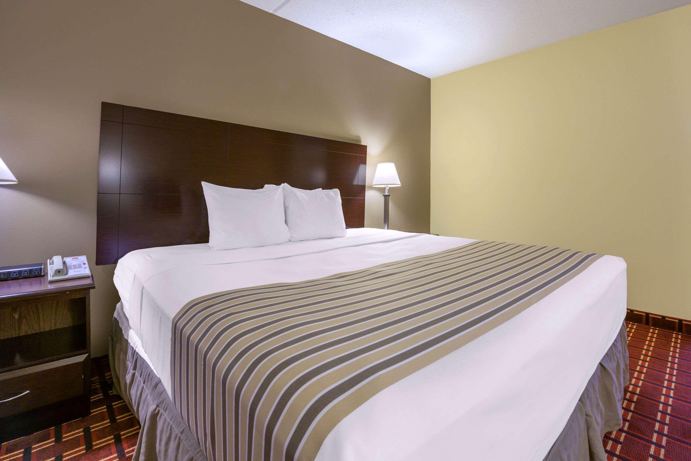 Econo Lodge Inn & Suites Triadelphia - Wheeling — photo 4