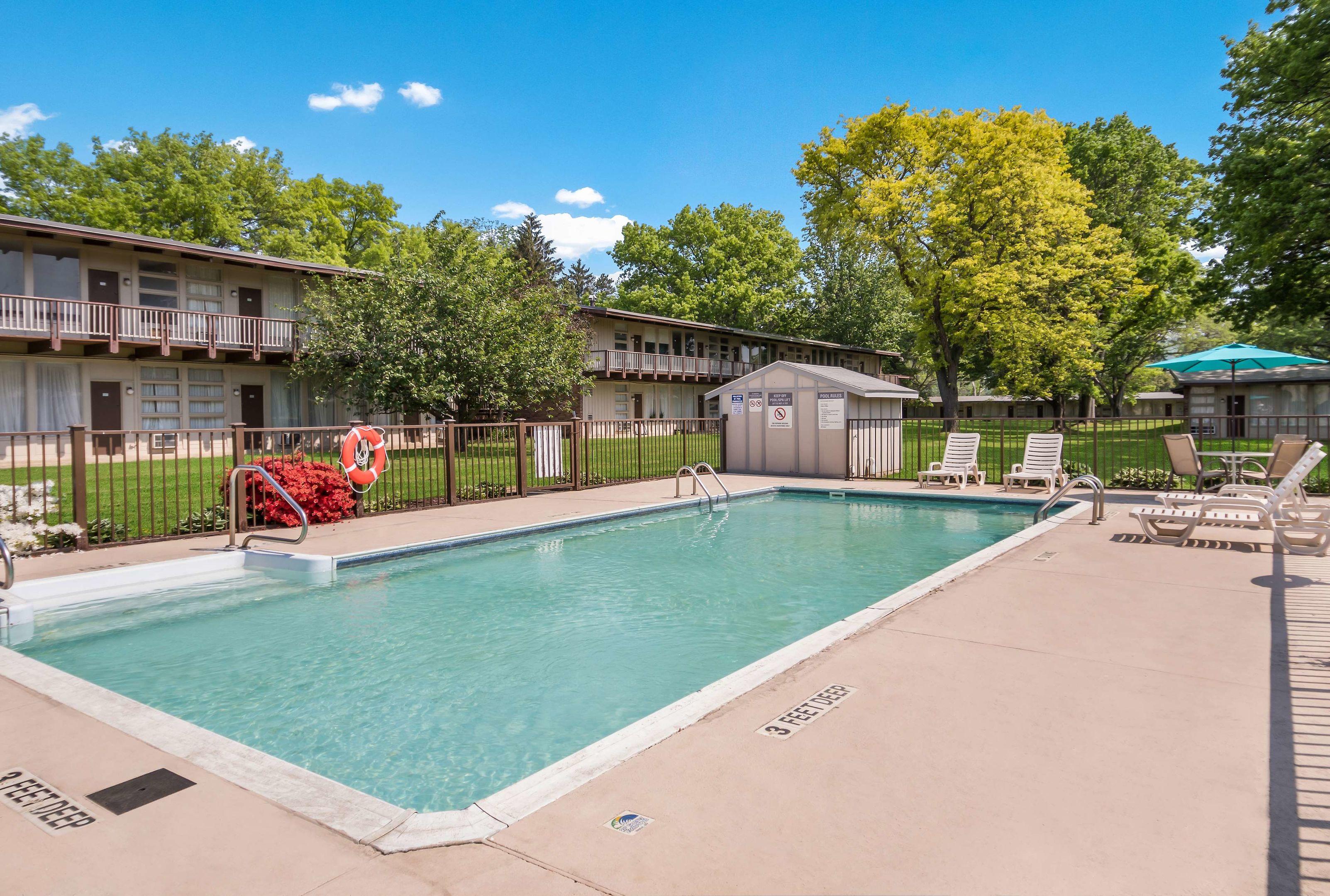 Americas Best Value Inn Lodge on the Green — photo 4