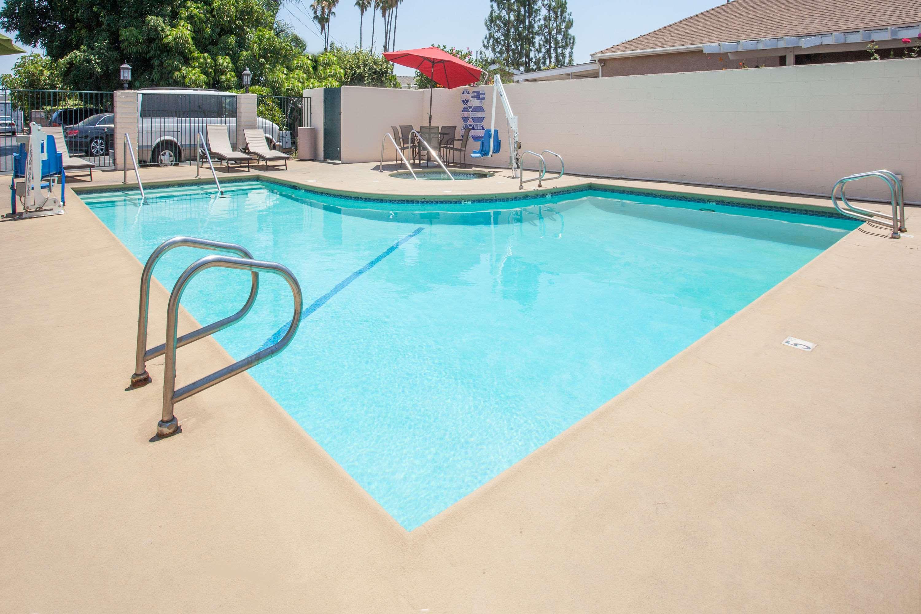 Days Inn Anaheim Near the Park — photo 4