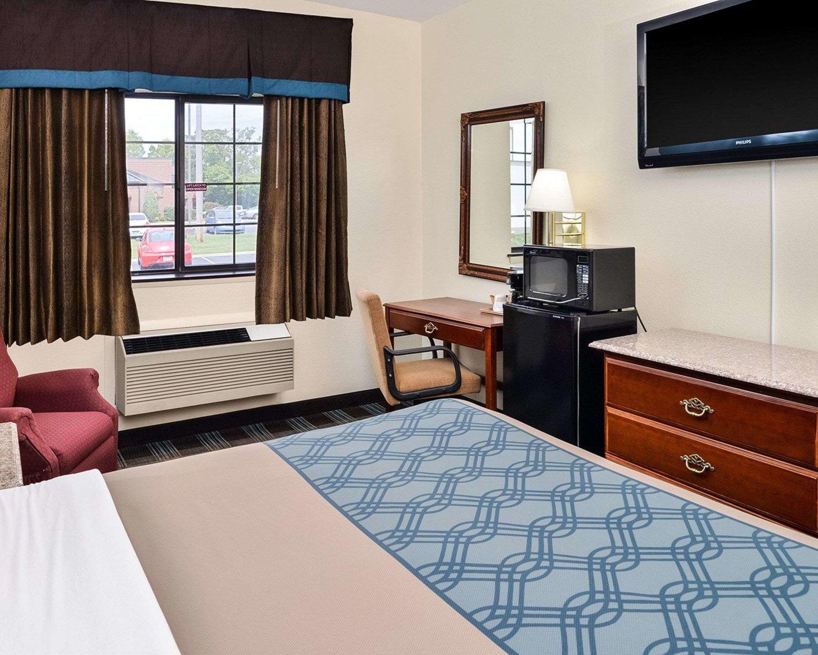 Econo Lodge Inn & Suites — photo 4