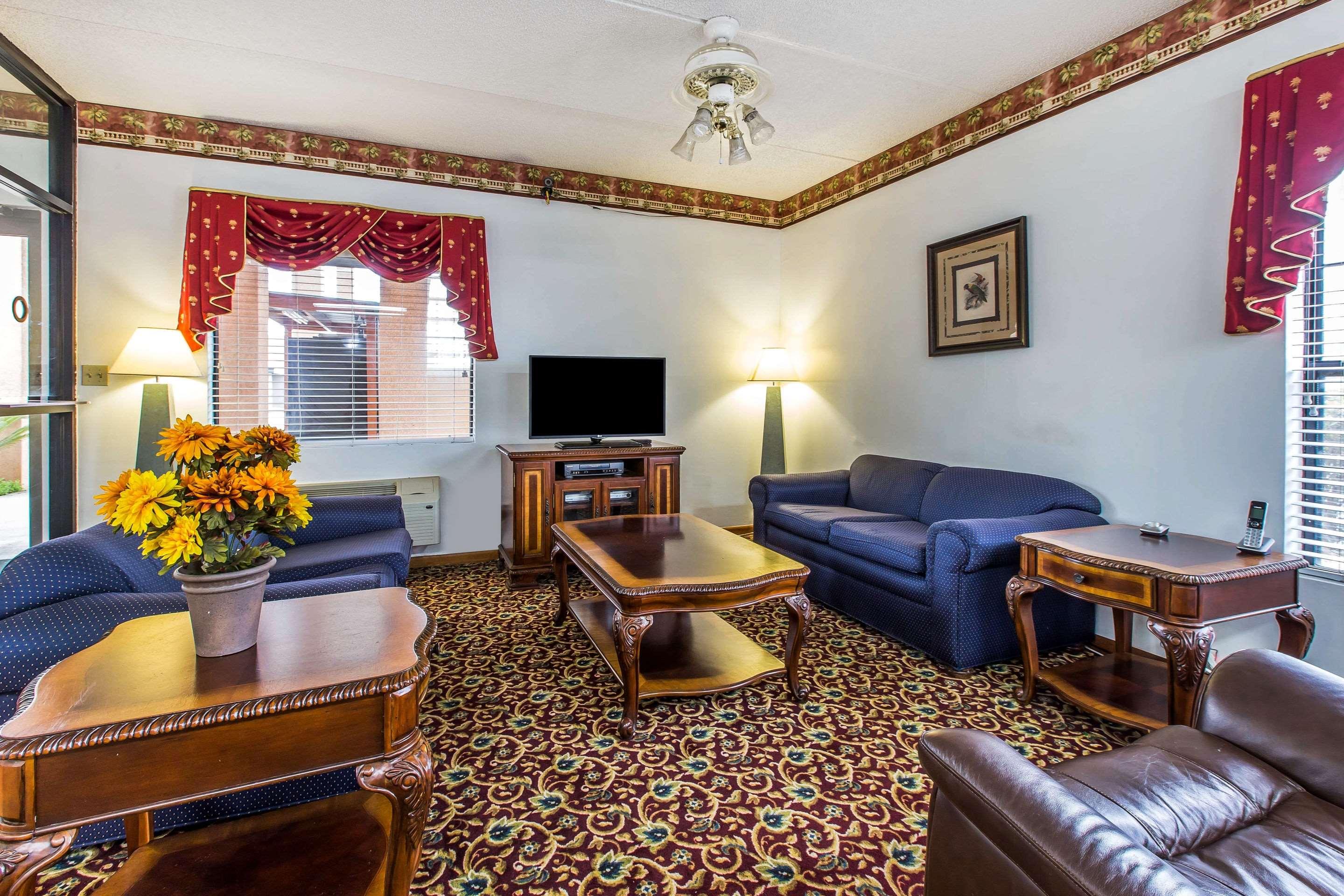 Econo Lodge Inn & Suites — photo 5