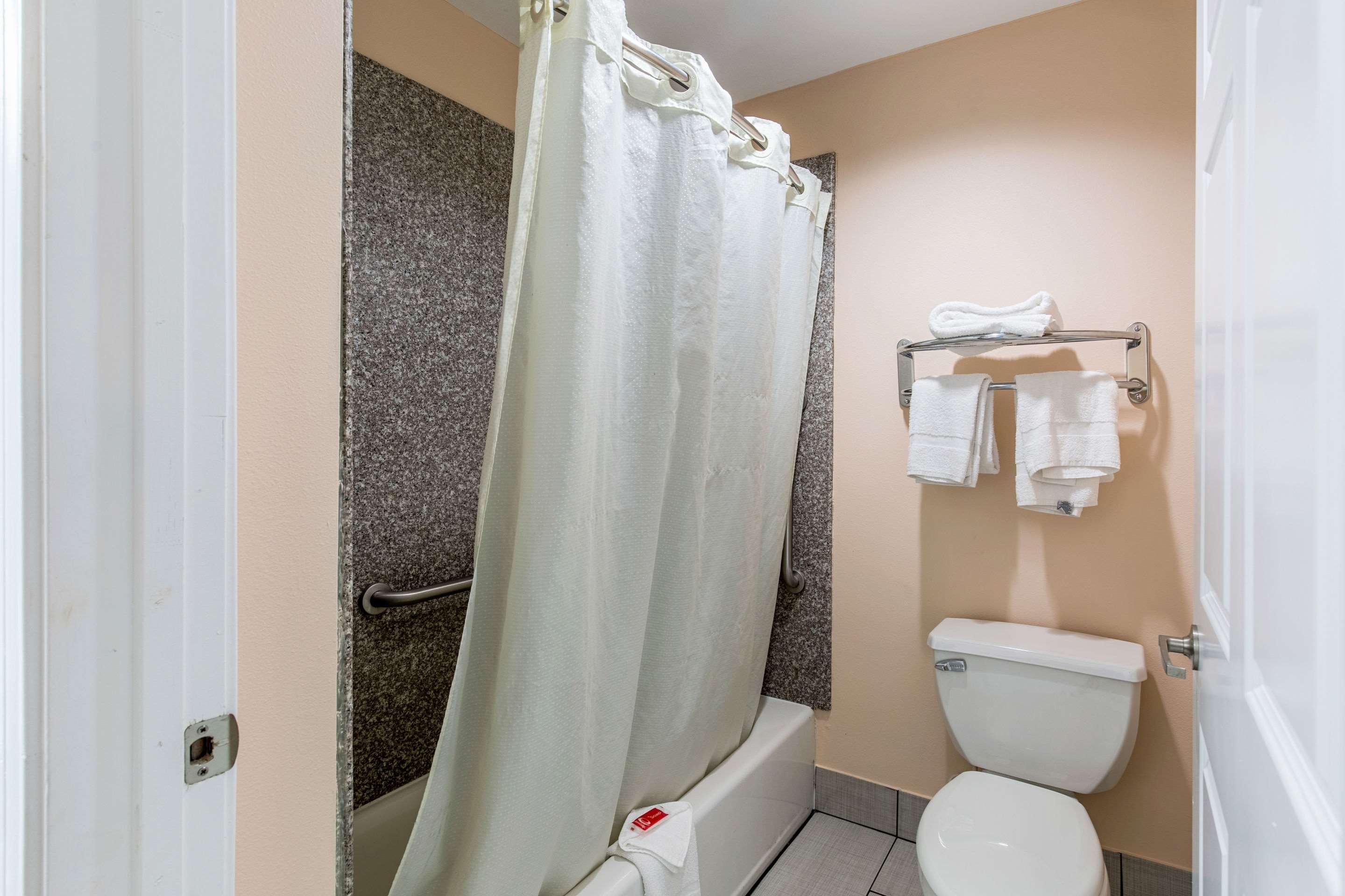 Econo Lodge  Inn & Suites — photo 5