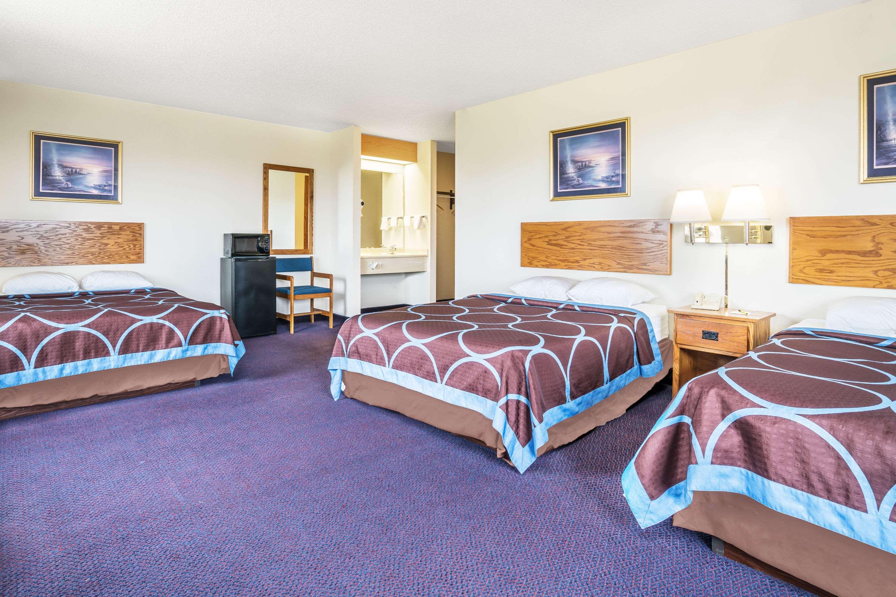 Super 8 by Wyndham Neillsville WI — photo 5