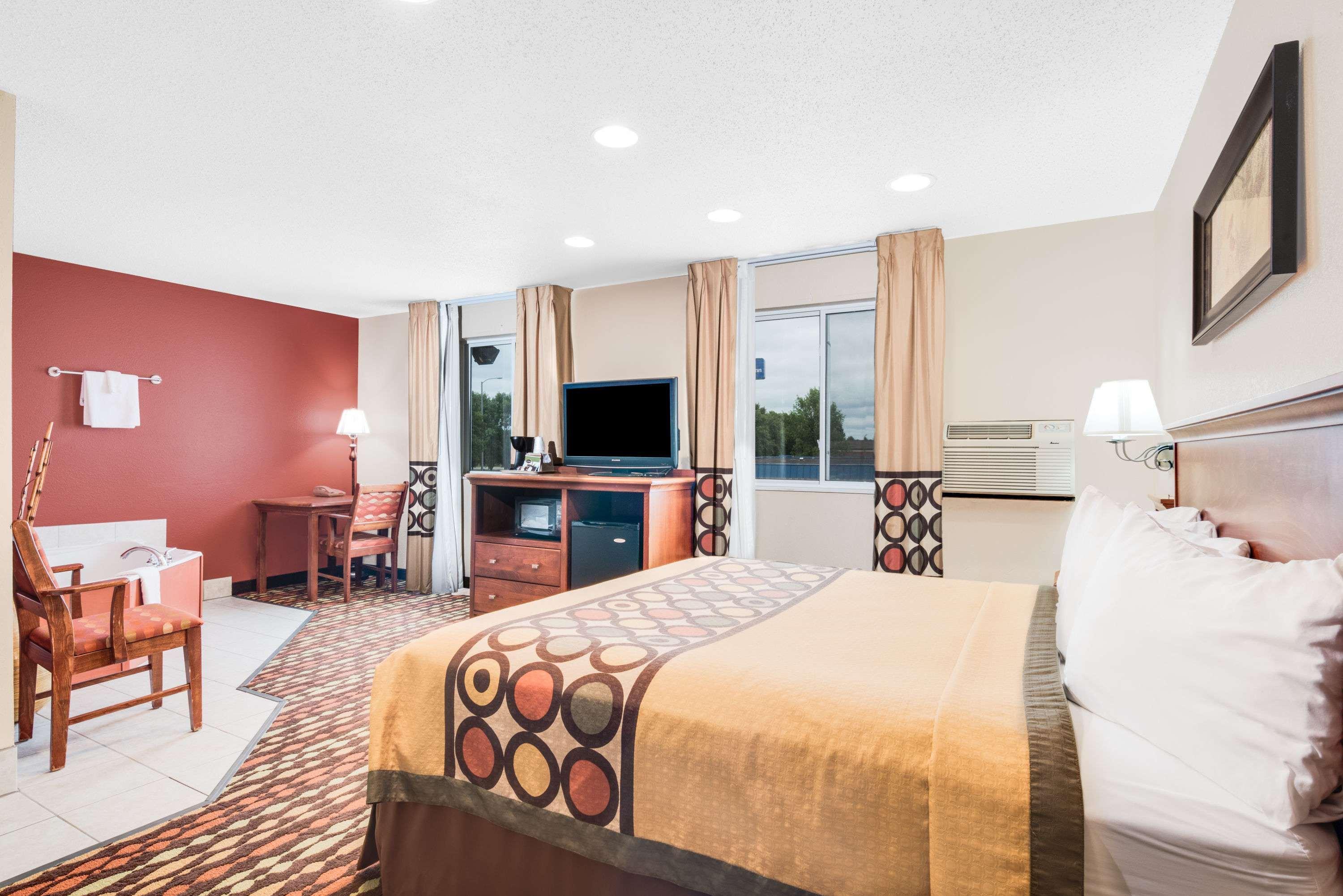 Super 8 by Wyndham Grand Forks — photo 4