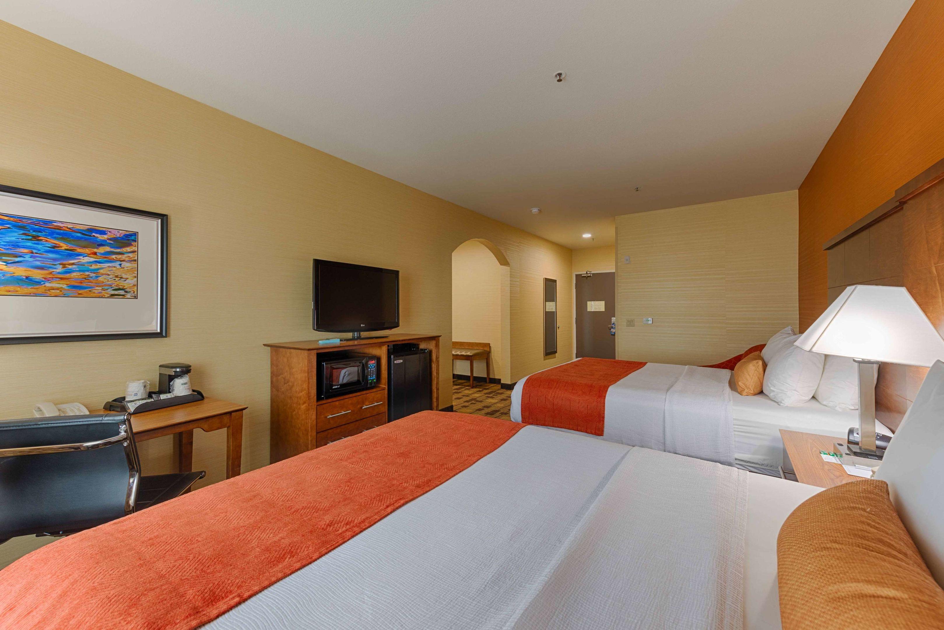 Best Western Plus Delta Inn & Suites — photo 3