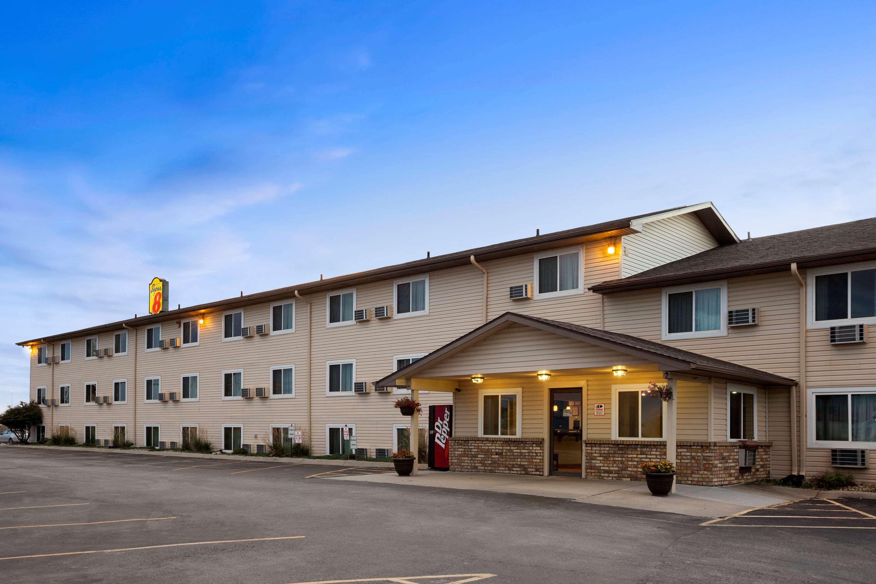 Super 8 by Wyndham Council Bluffs IA Omaha NE Area — photo 3