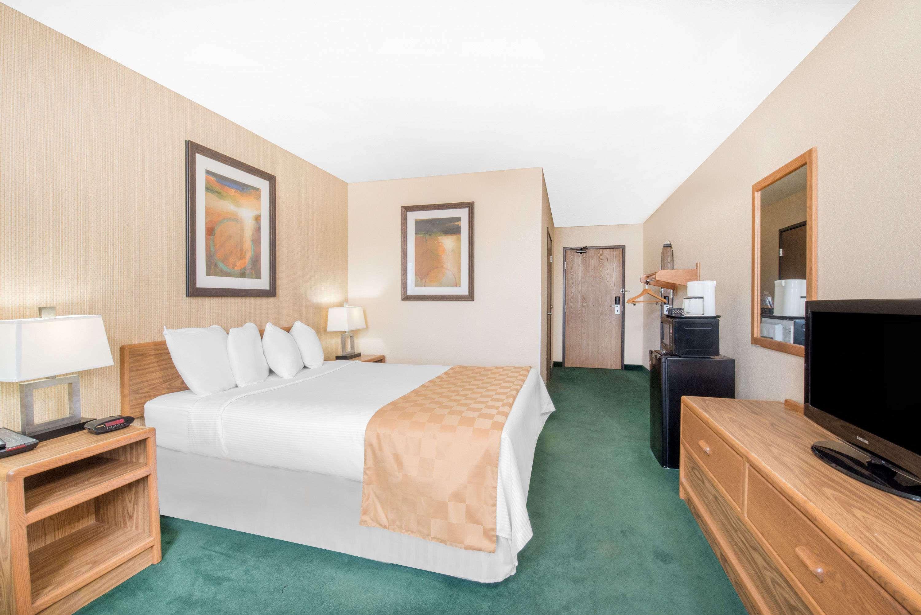 Days Inn & Suites Fargo 19th Ave/Airport Dome — photo 5