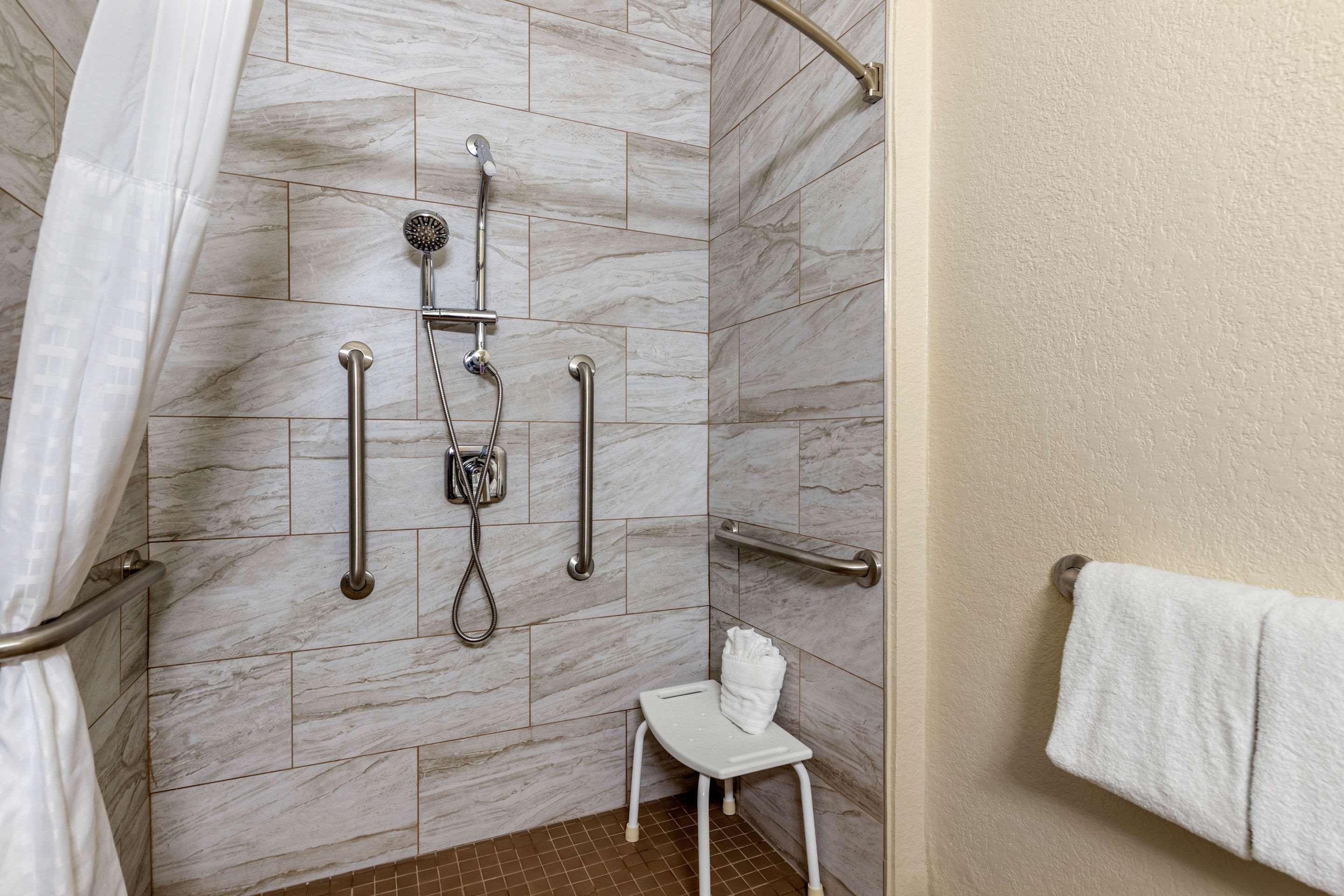 Comfort Suites Airport North — photo 4
