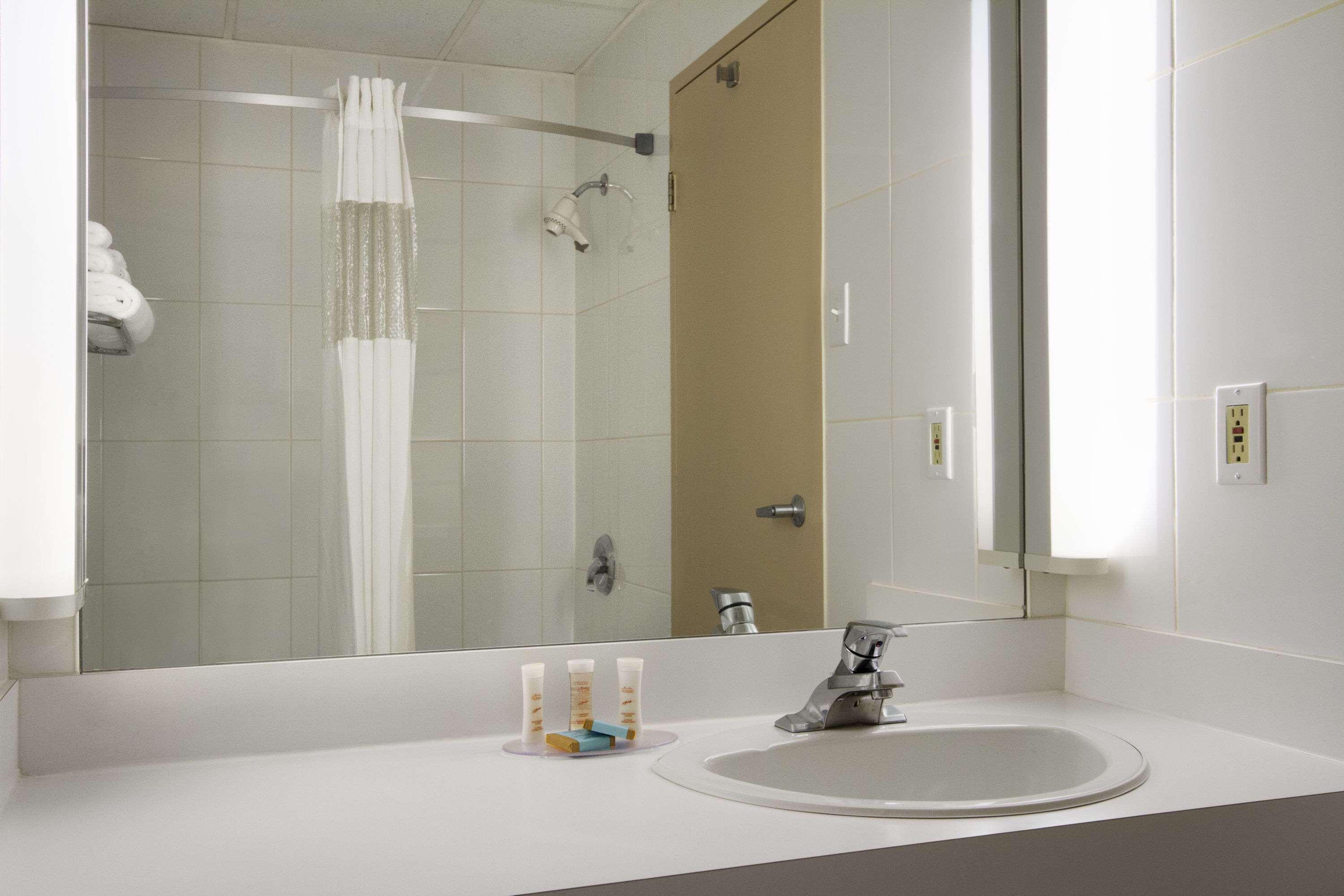 Travelodge Hotel by Wyndham Montreal Airport — photo 4