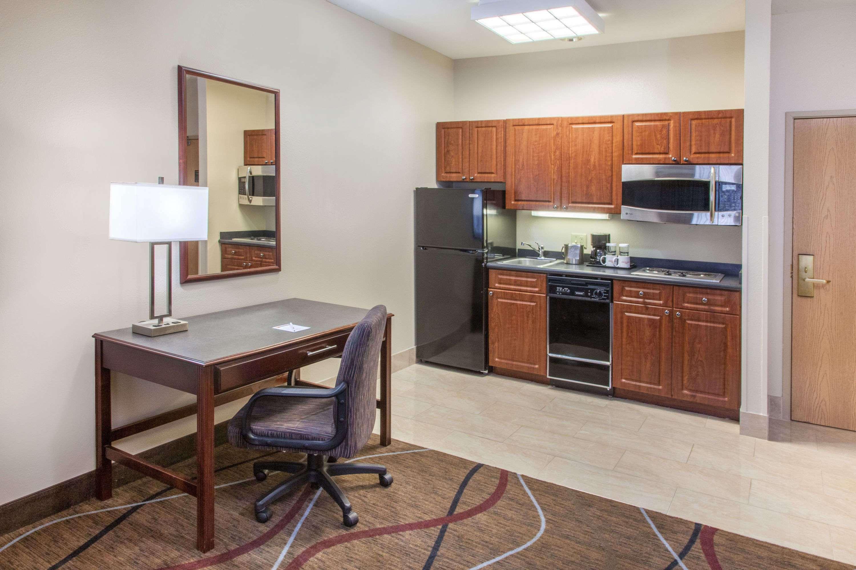 Hawthorn Suites by Wyndham Bloomington — photo 5