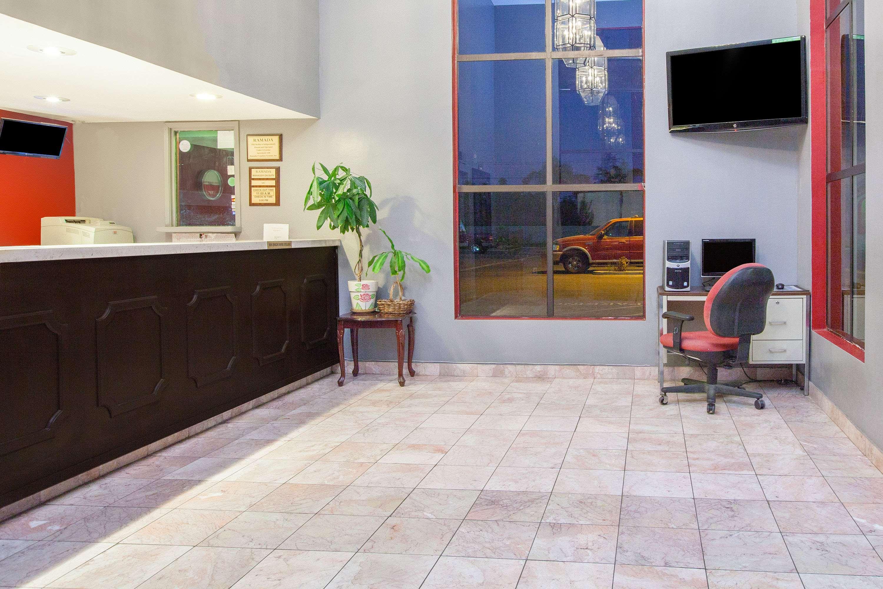 Americas Best Value Inn and Suites Bakersfield — photo 4