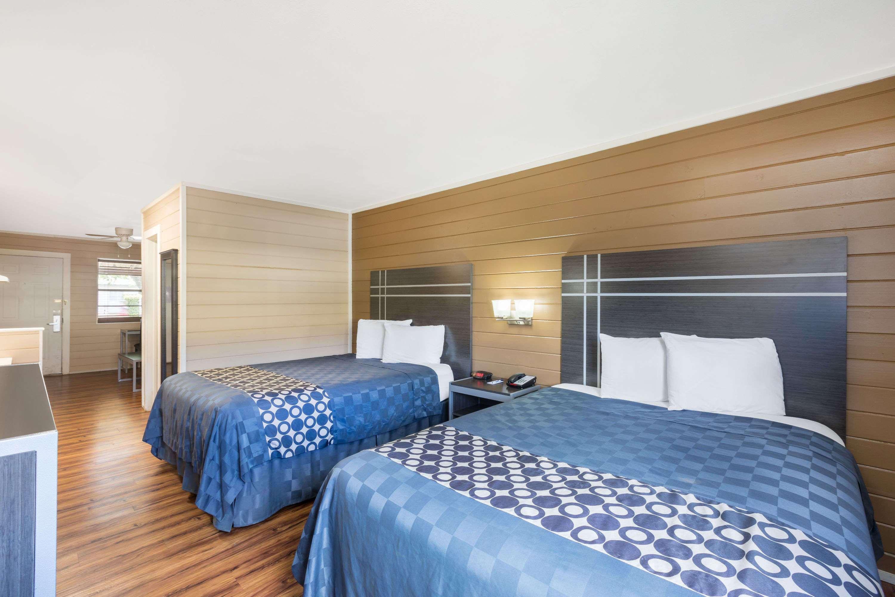 Travelodge Inn & Suites by Wyndham San Antonio Airport — photo 5