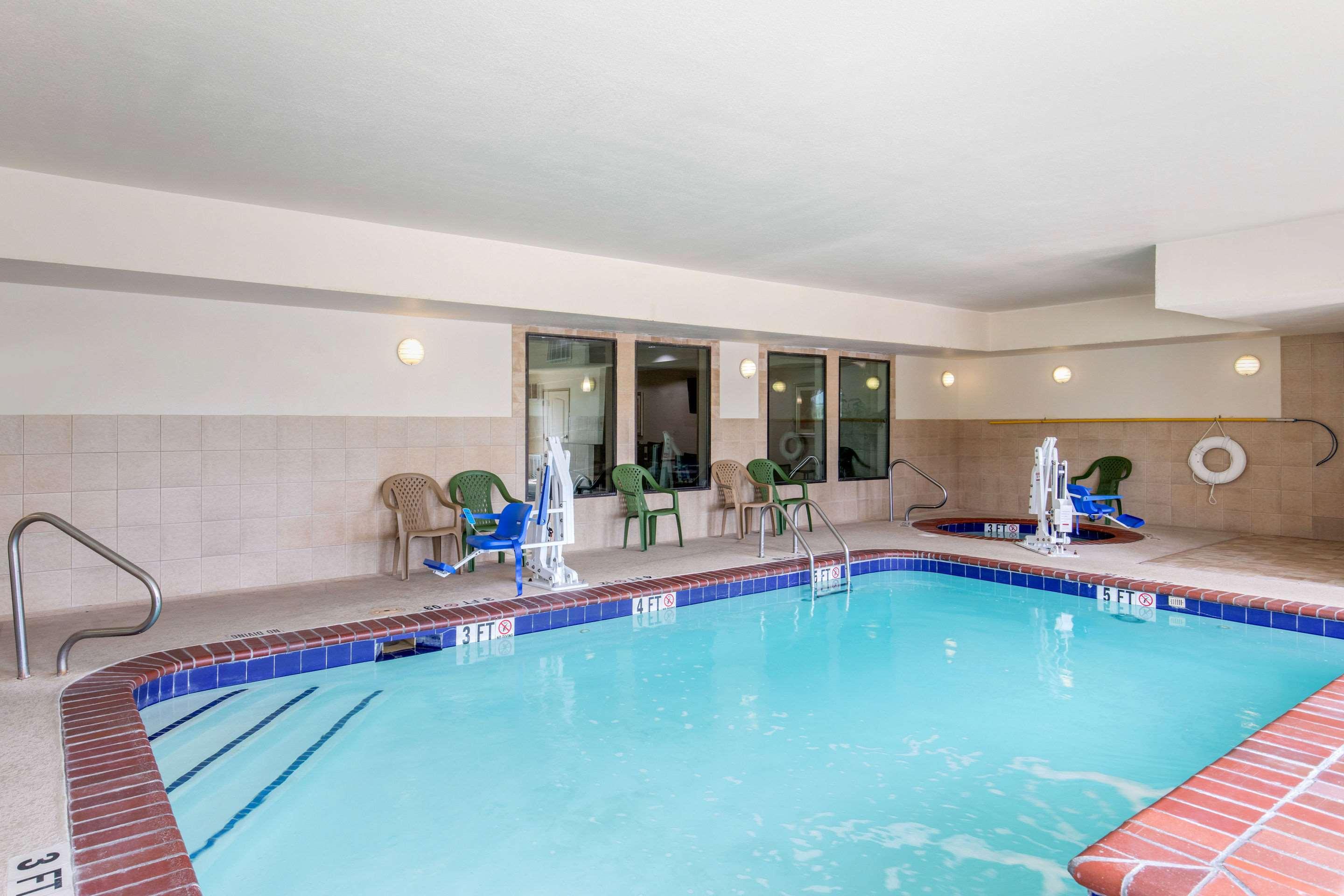 Rodeway Inn & Suites — photo 4