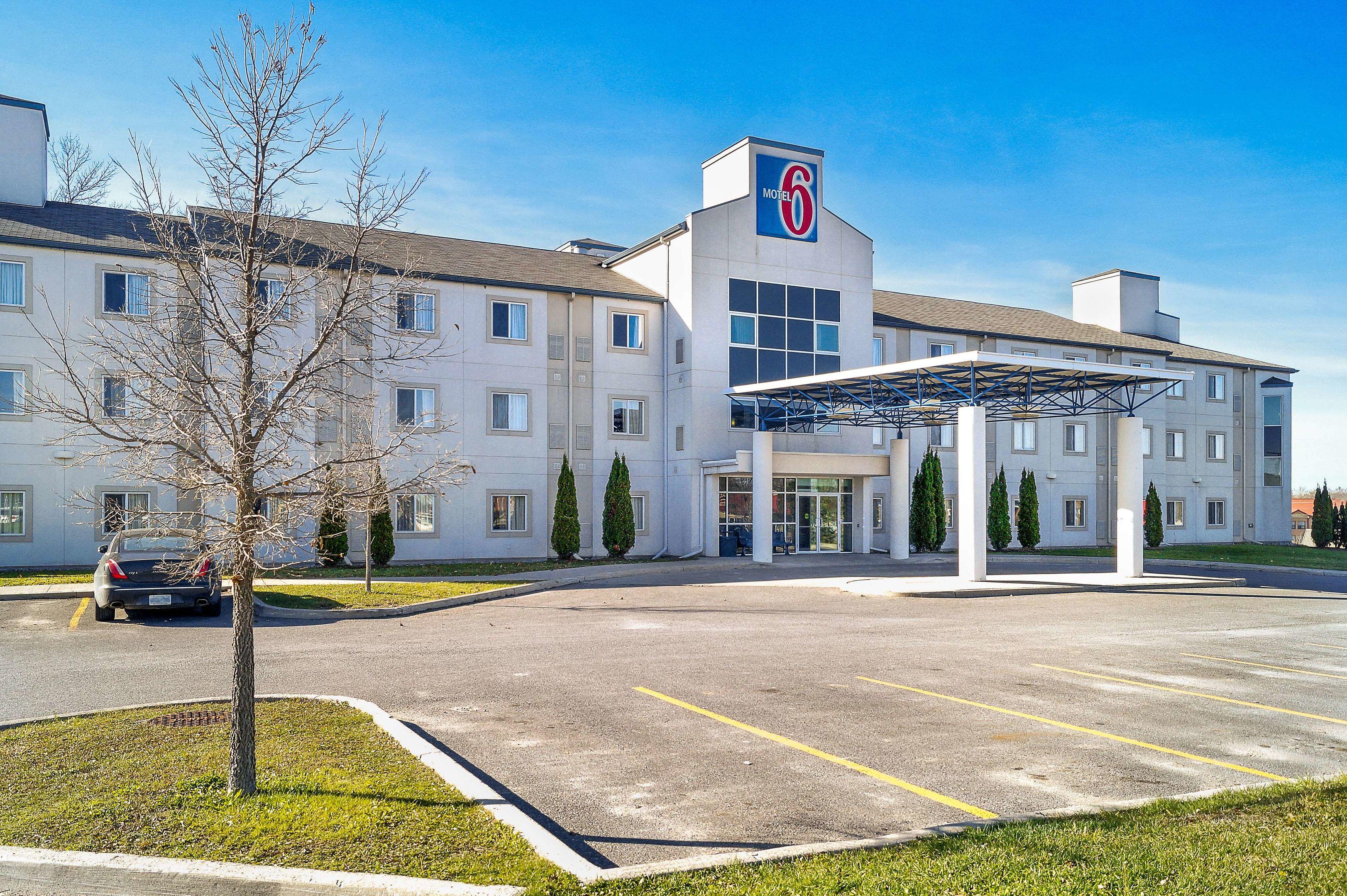 Motel 6 Peterborough — photo 5