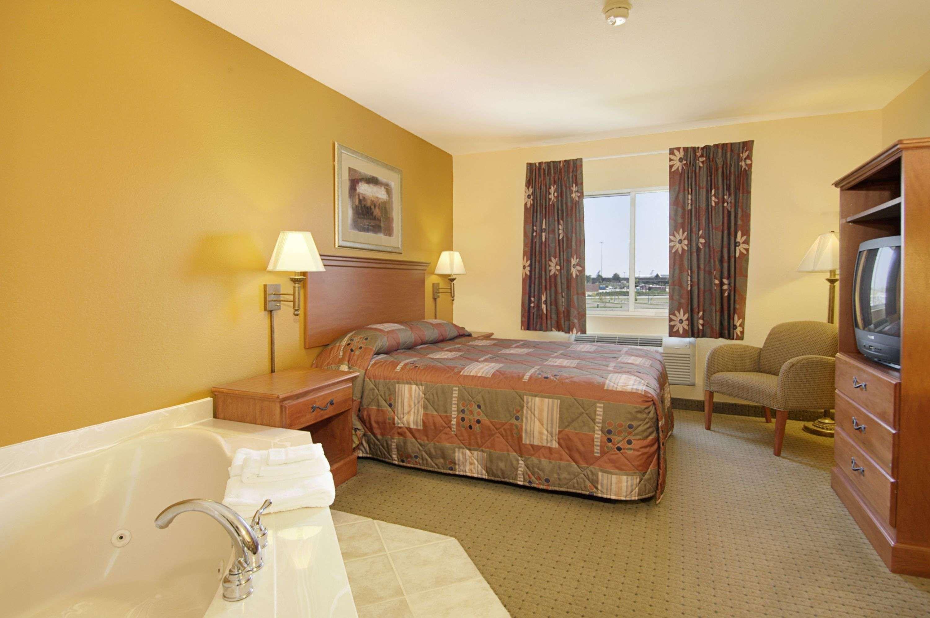 Super 8 by Wyndham Topeka at Forbes Landing — photo 3