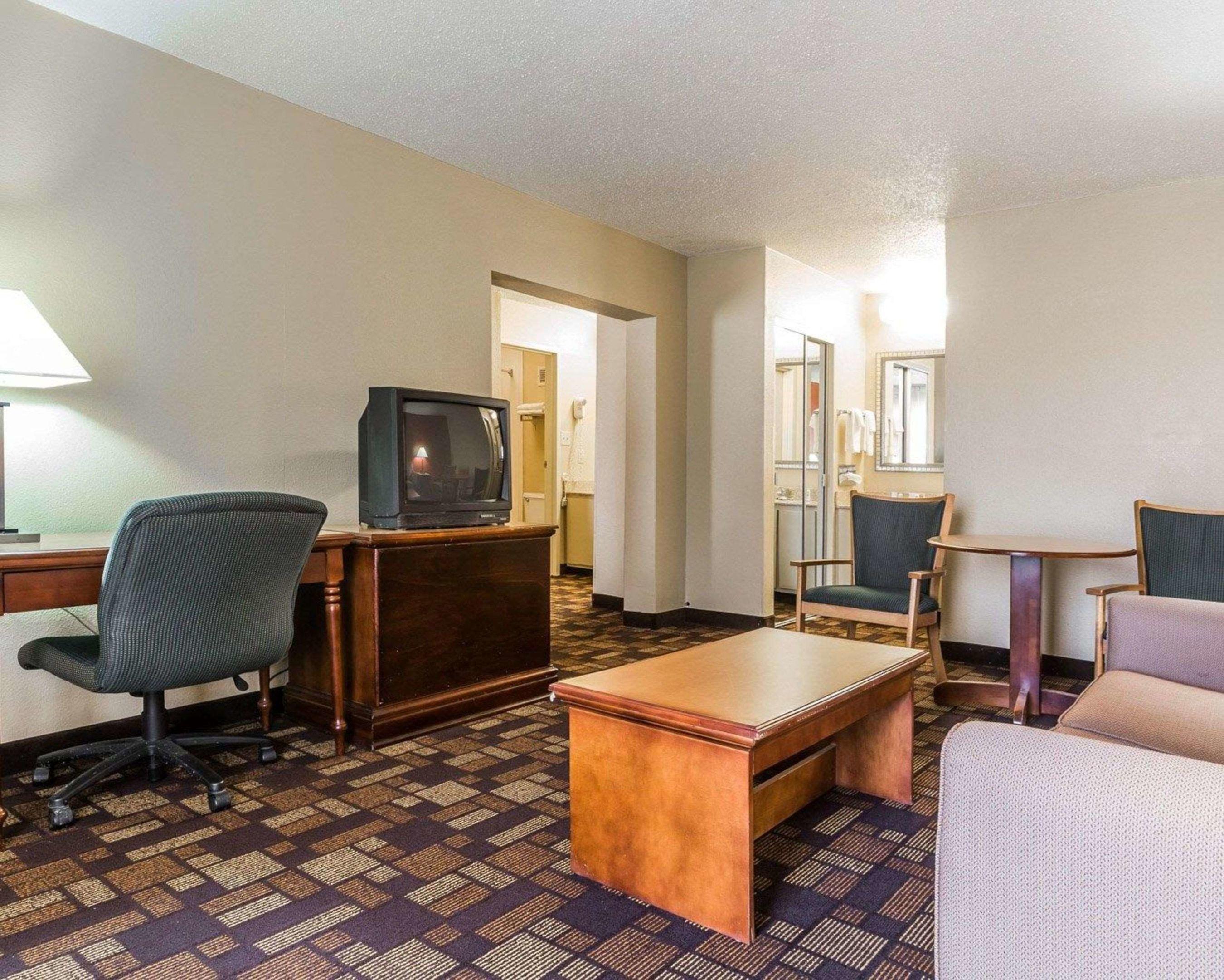 Econo Lodge Inn & Suites — photo 5