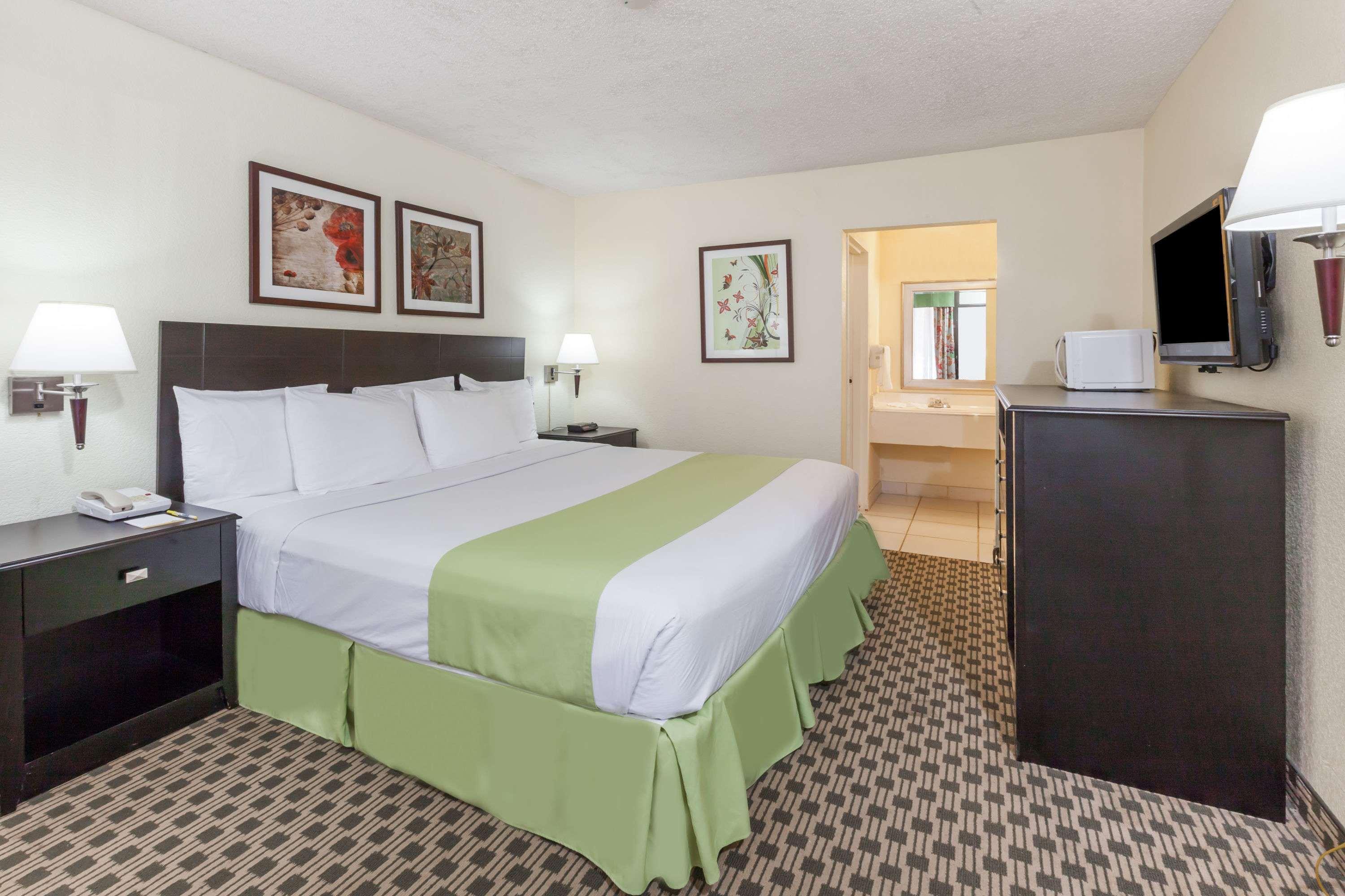 Days Inn Irving Grapevine DFW Airport North — photo 5