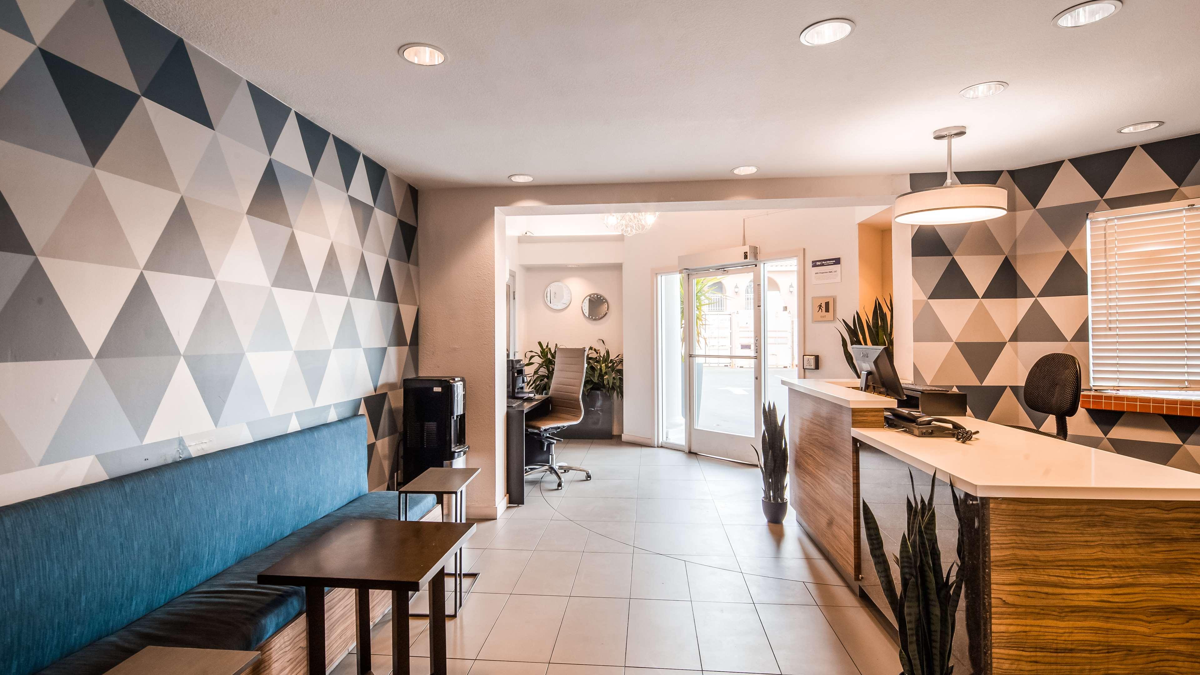 Best Western Plus Executive Suites — photo 5