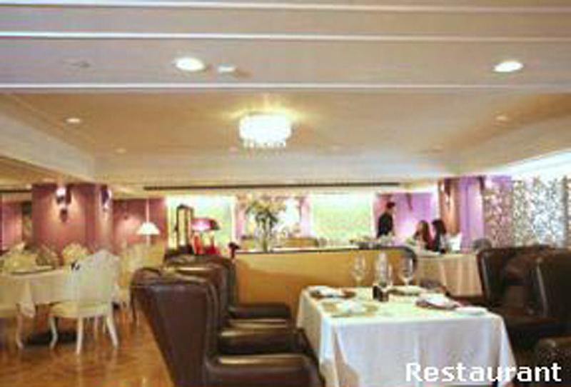 The Luxe Manor — photo 3