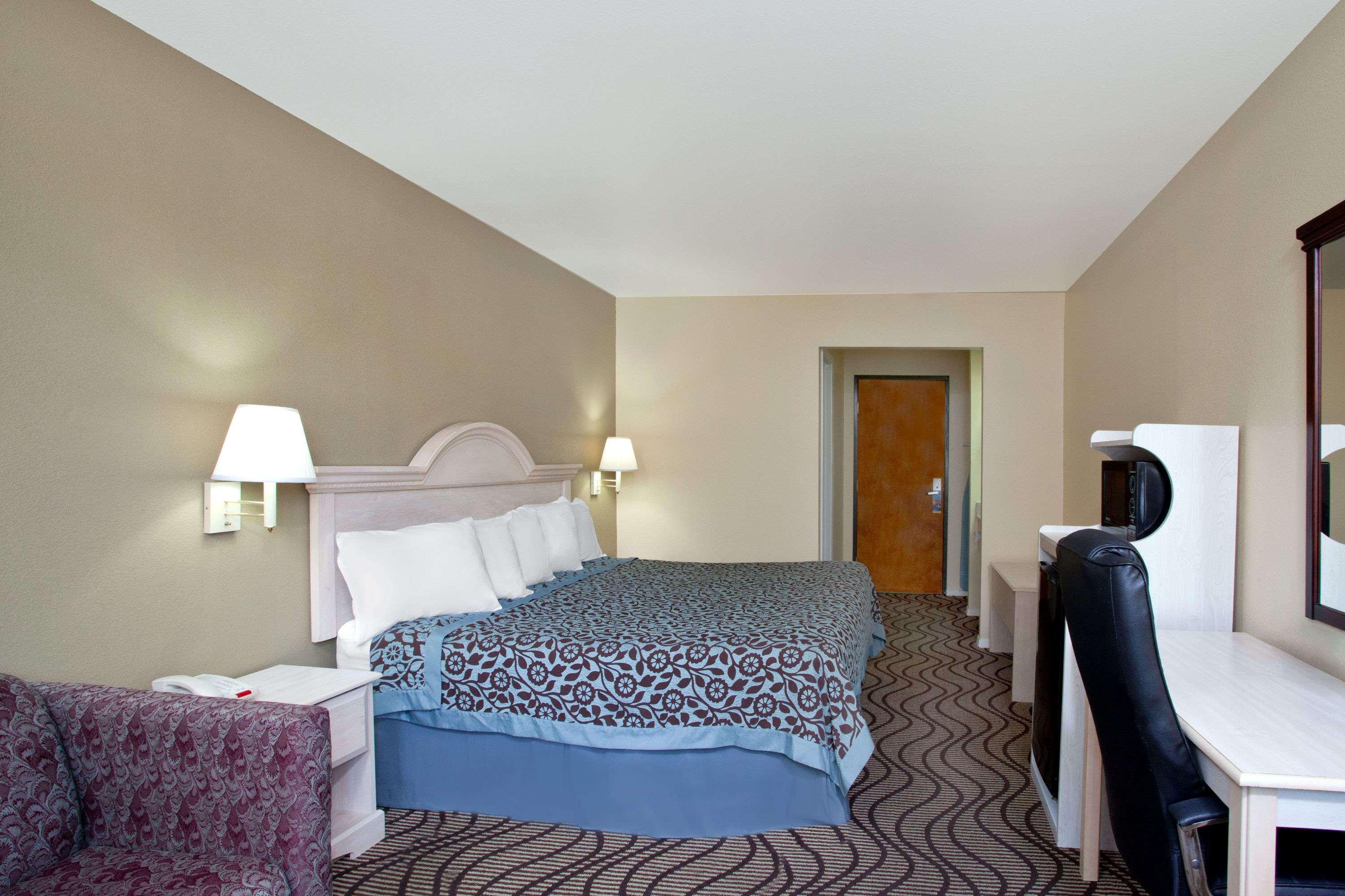 Days Inn by Wyndham Kerrville — photo 4