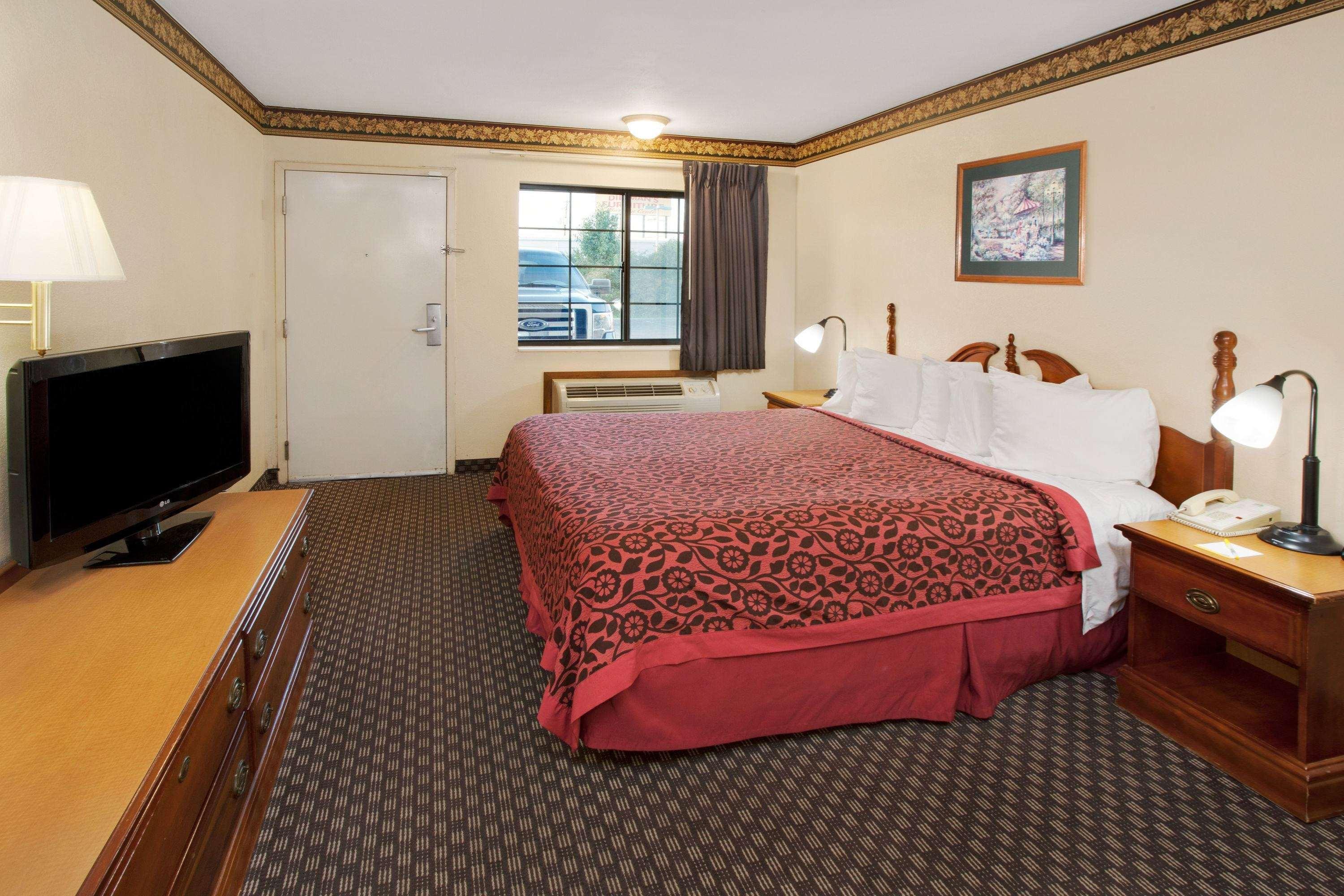 Days Inn and Suites Kokomo — photo 4
