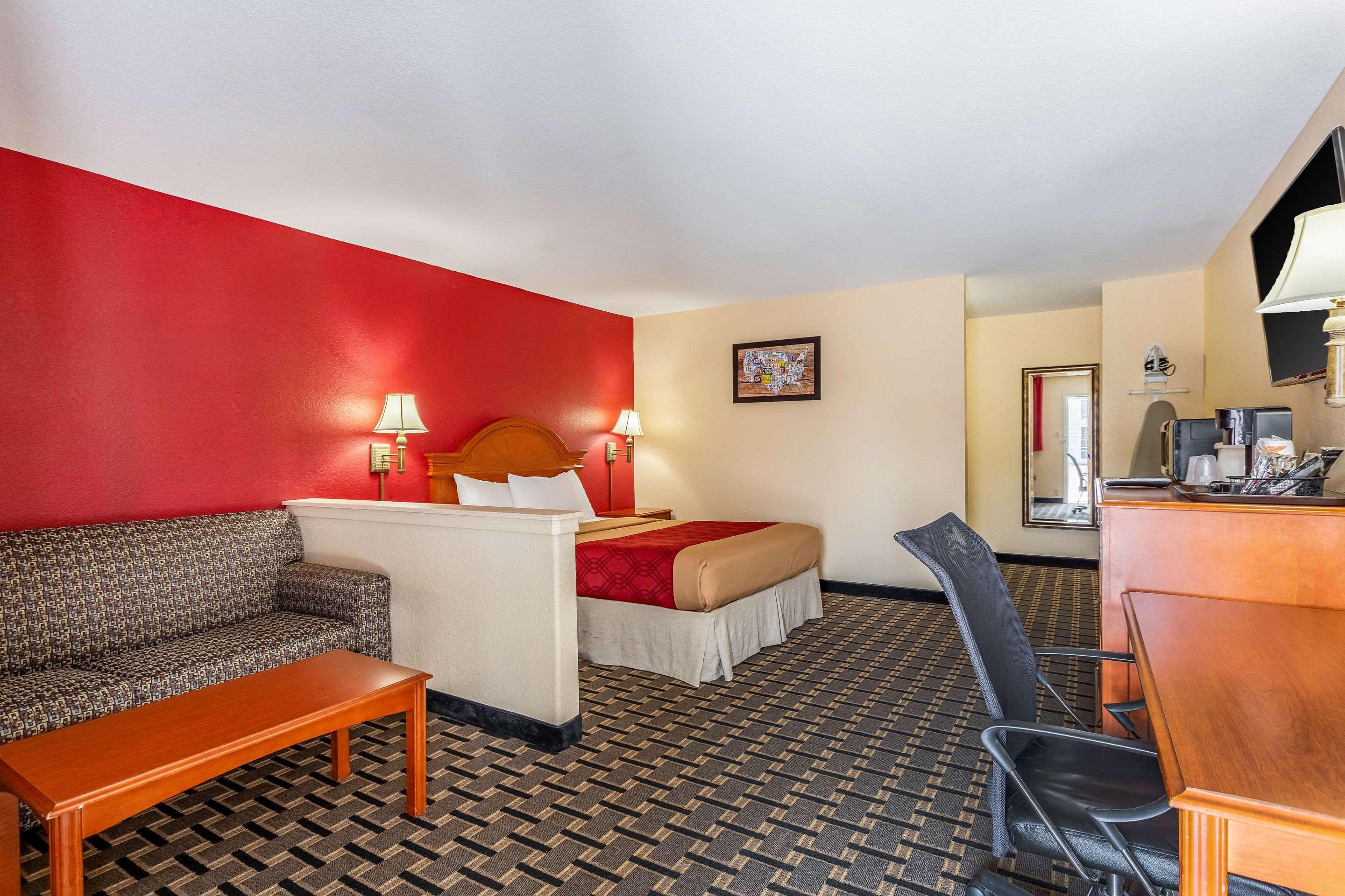 Econo Lodge Inn & Suites — photo 3