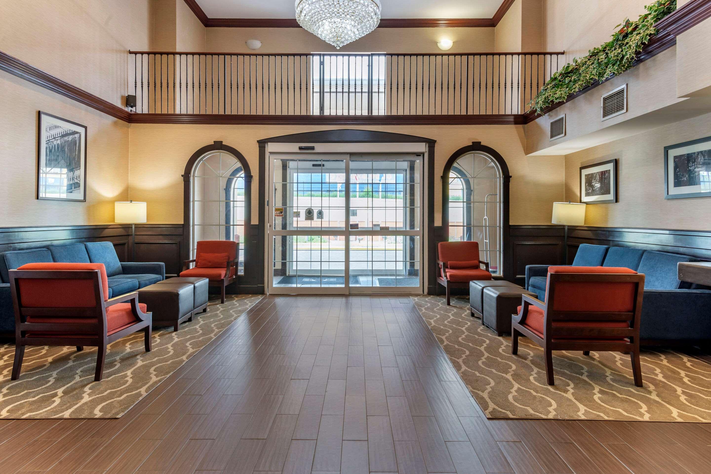 Comfort Suites — photo 4