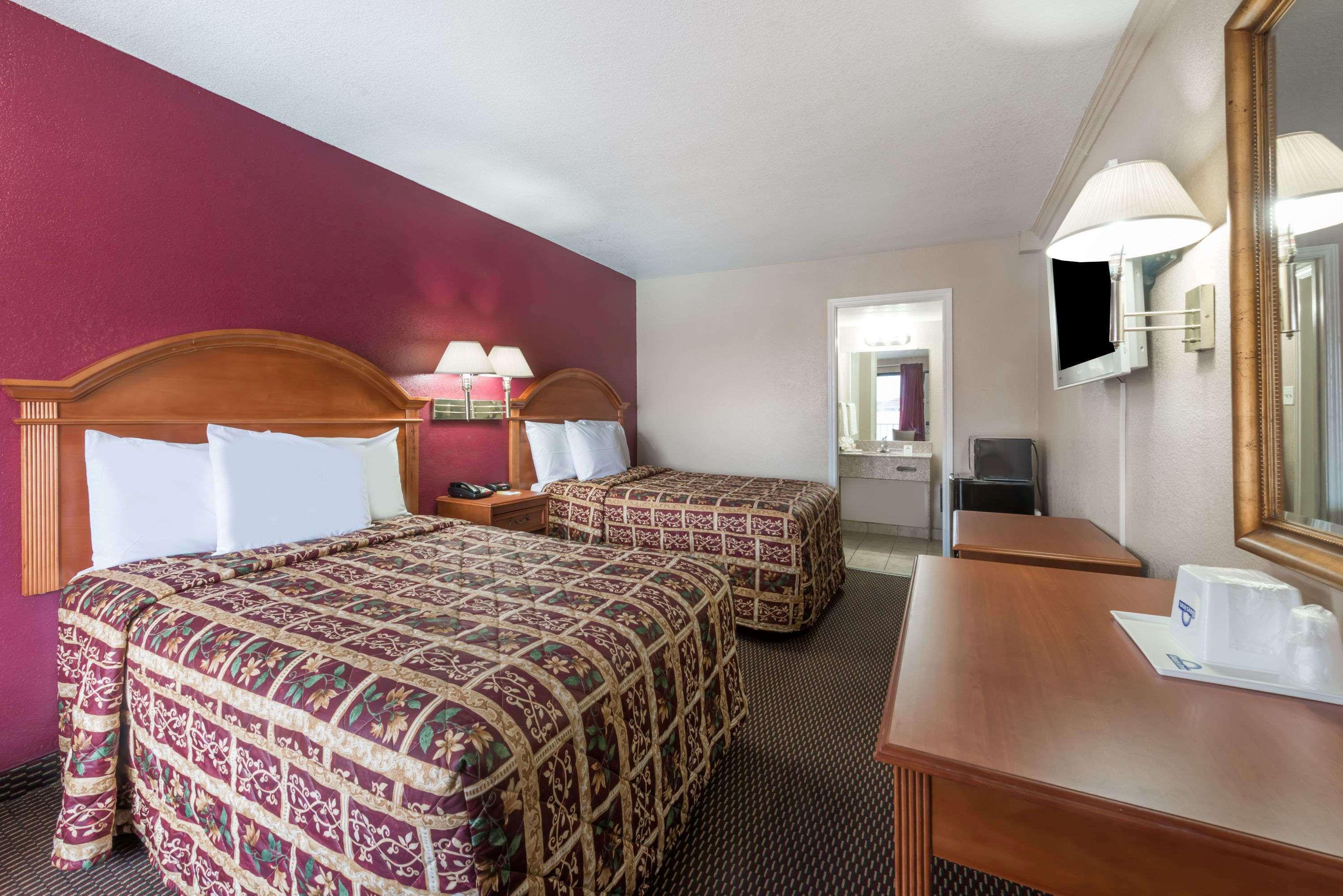 Days Inn Splashtown / ATT Center — photo 4