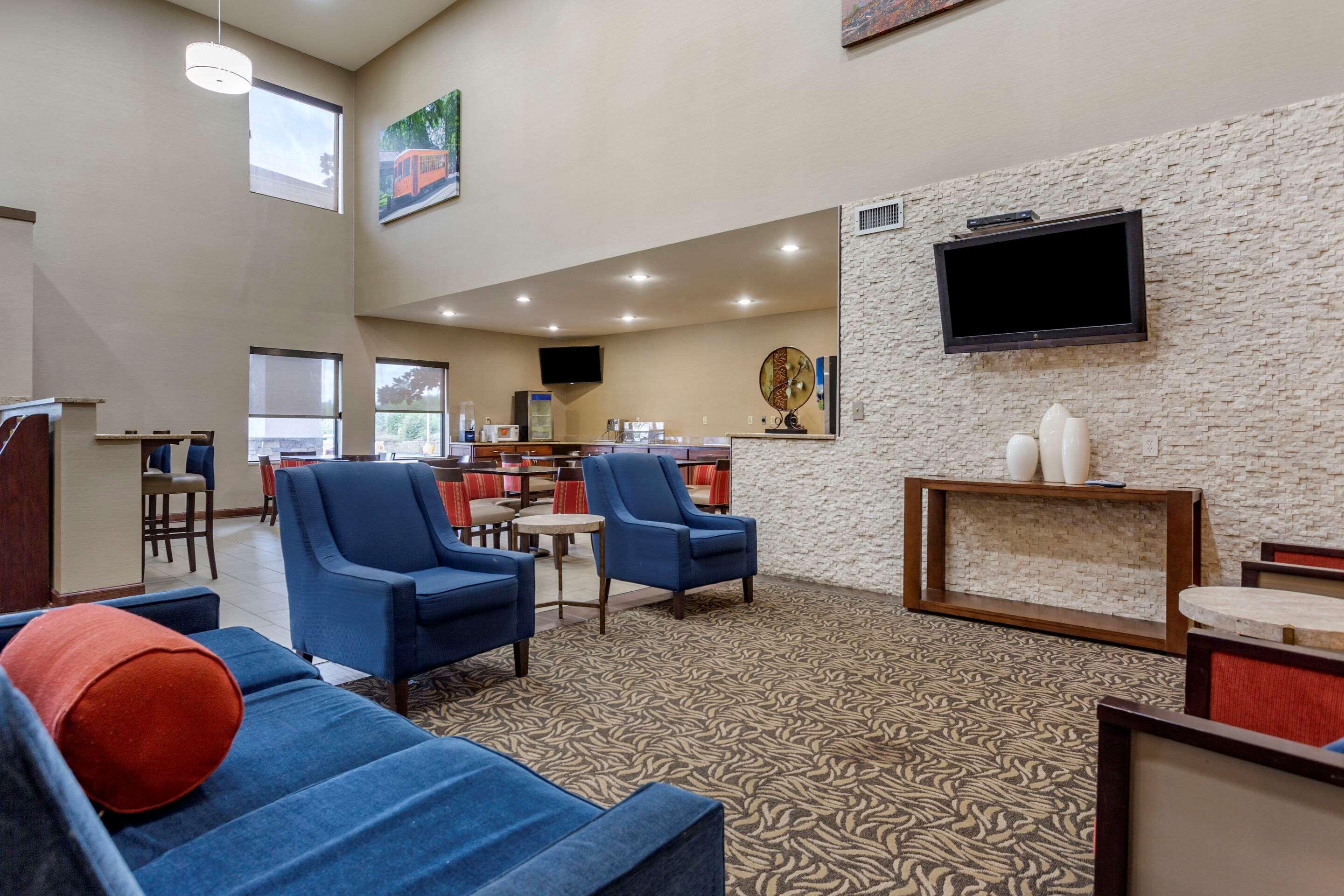 Comfort Suites — photo 5