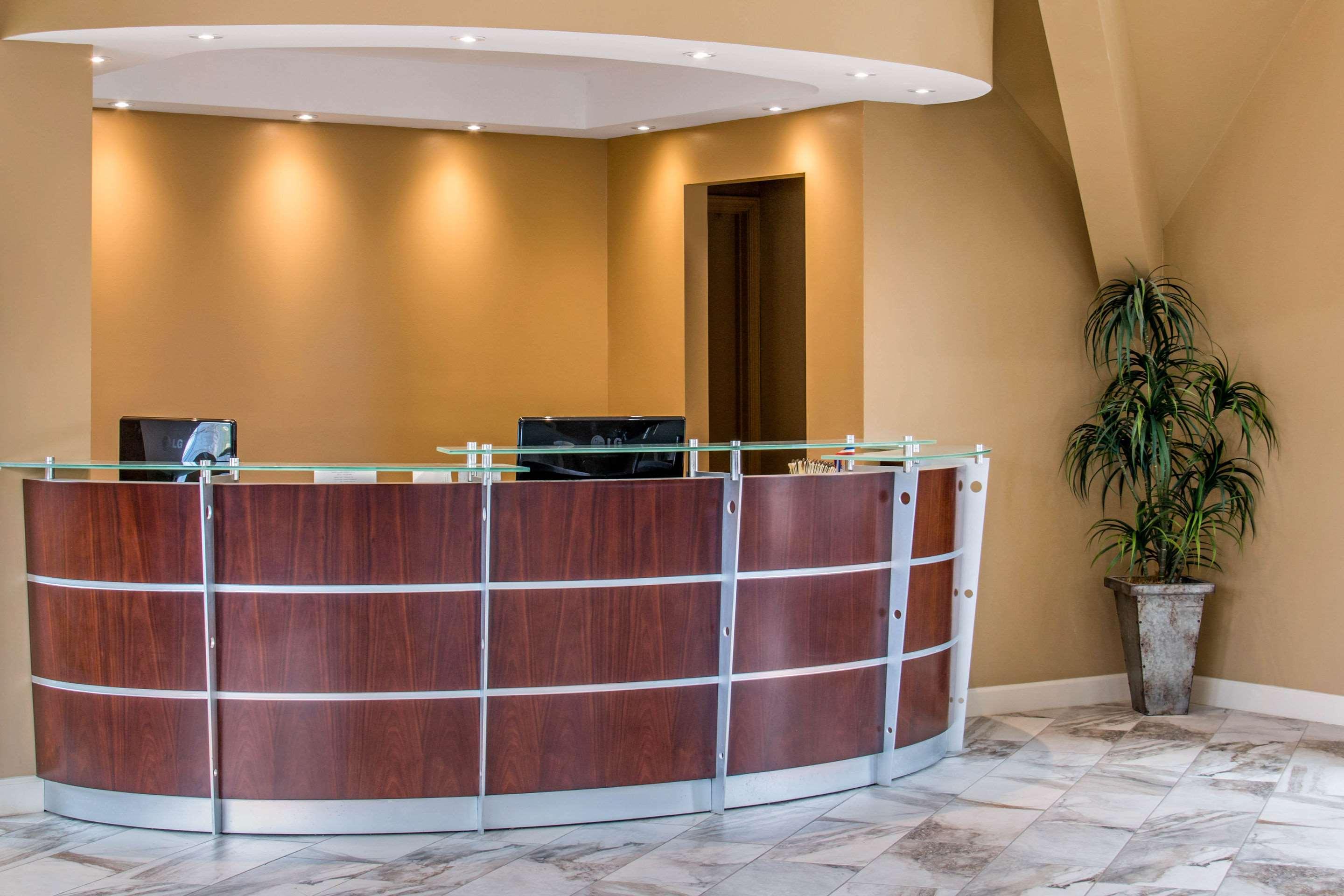 Econo Lodge Inn & Suites — photo 4