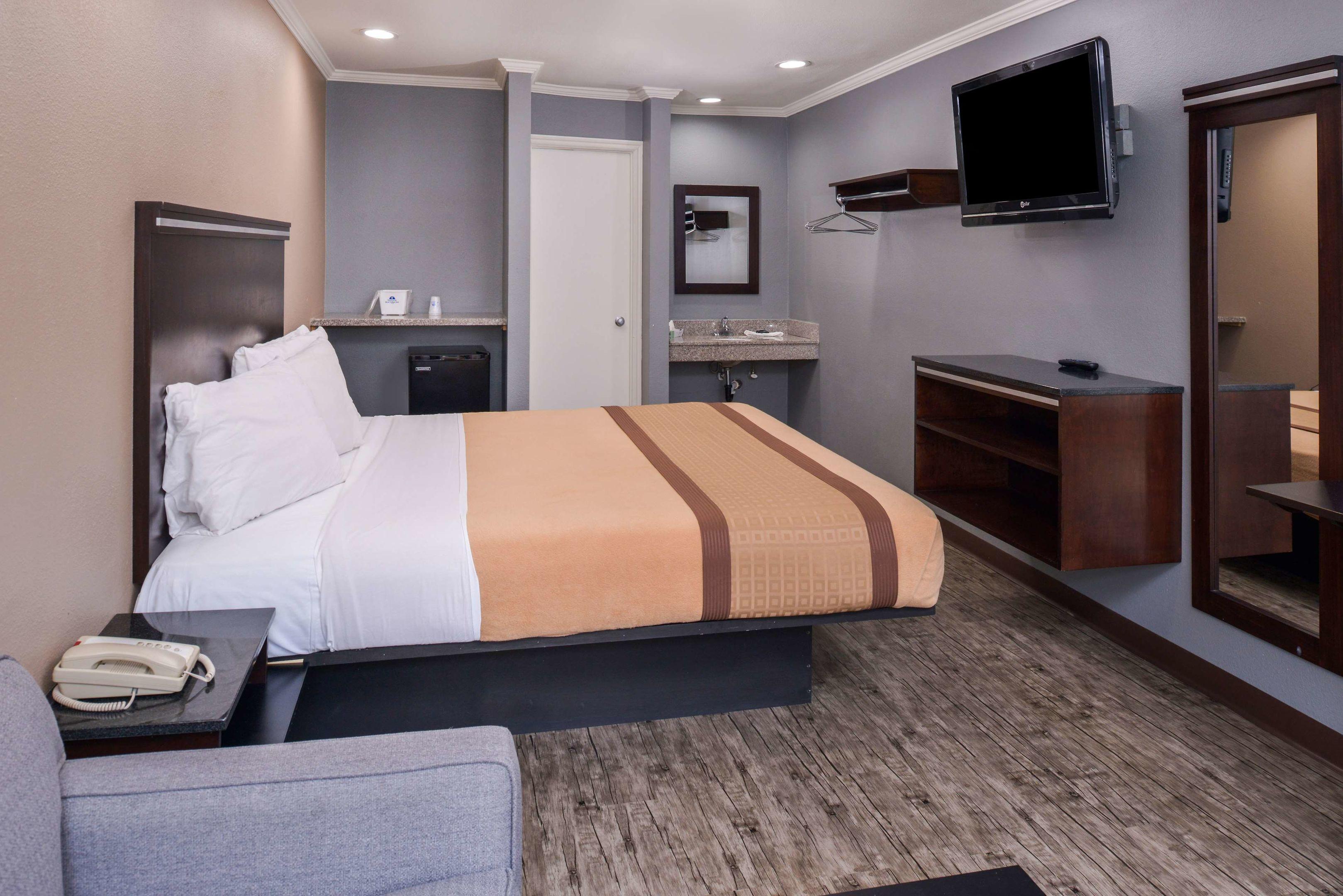 Americas Best Value Laguna Inn & Suites — photo 5