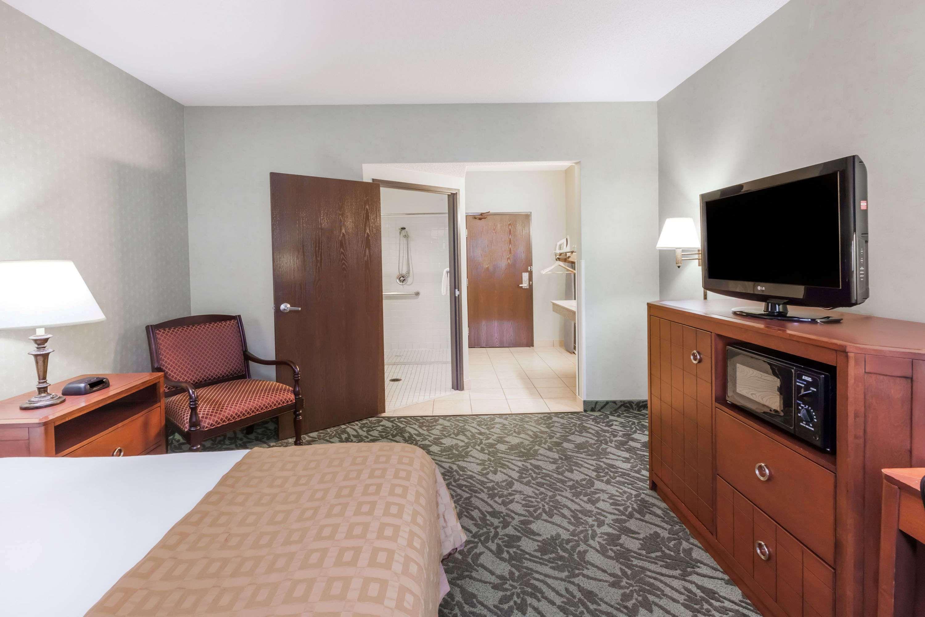 Baymont Inn & Suites Grand Rapids N/Walker — photo 4