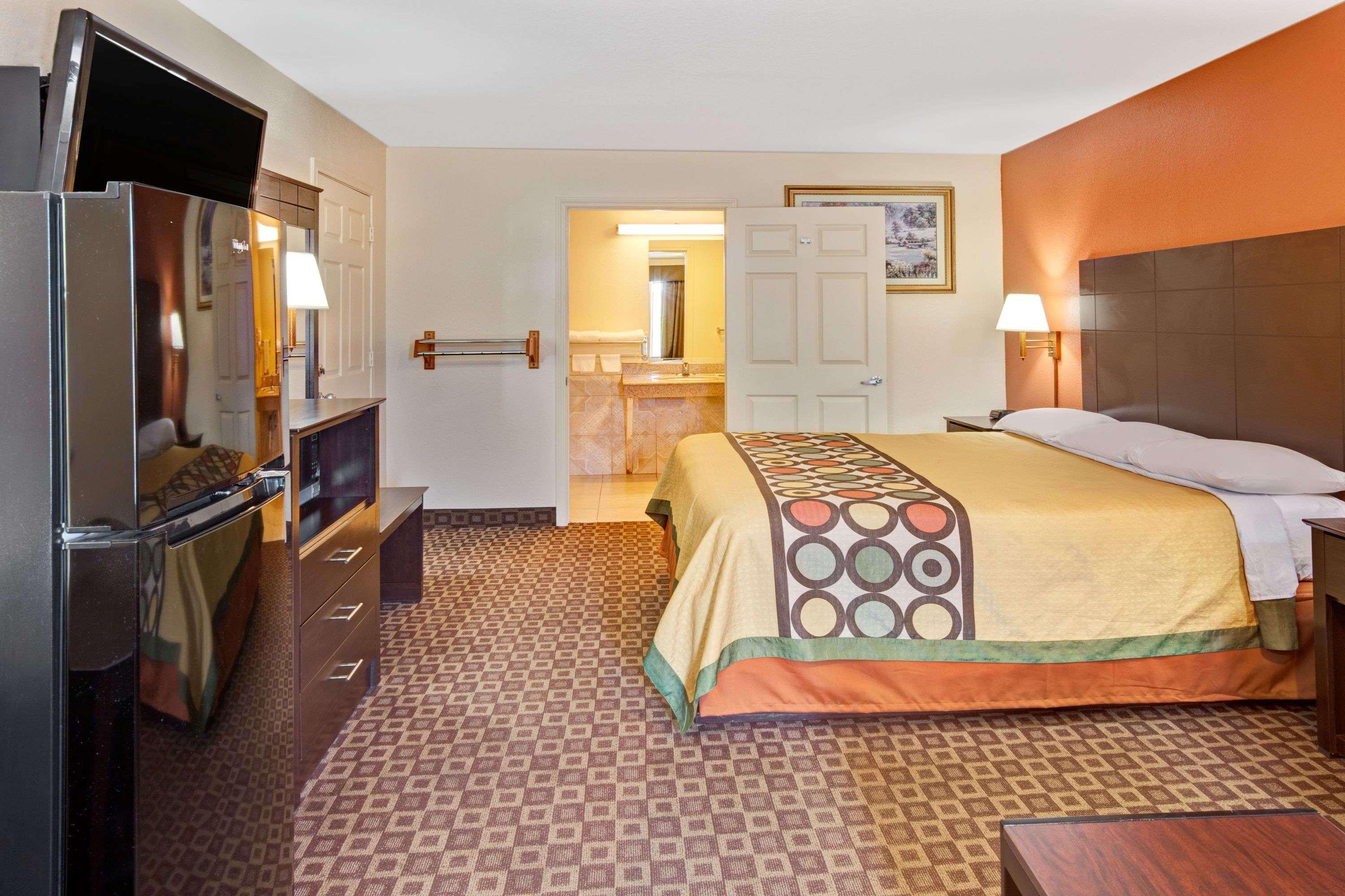 Super 8 by Wyndham Baytown/Mont Belvieu — photo 3