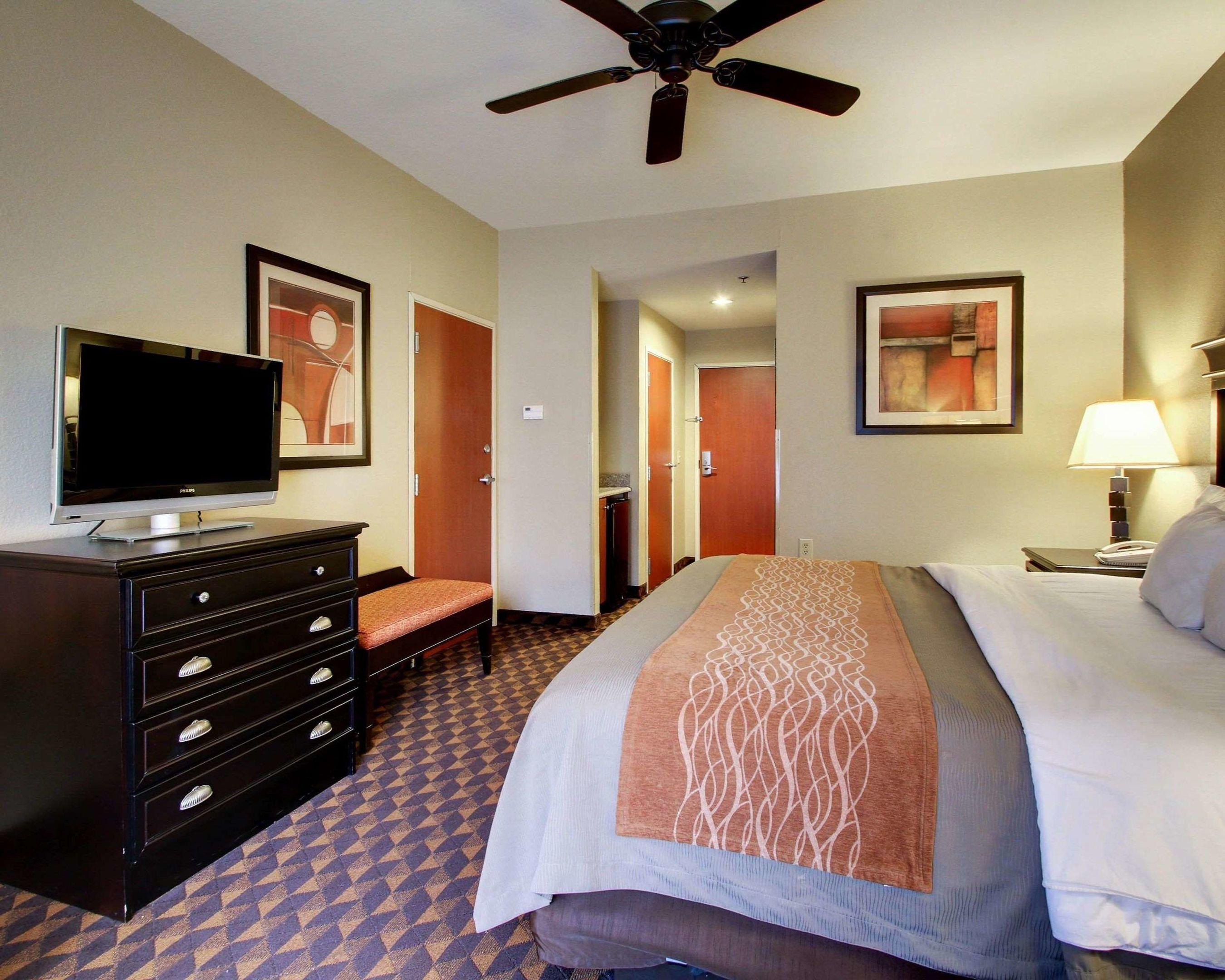 Comfort Inn & Suites — photo 5