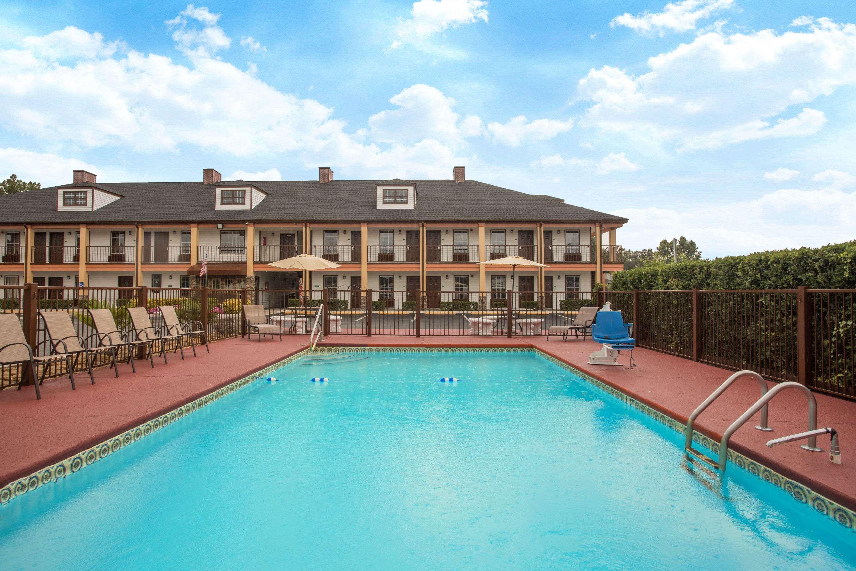 Travelodge by Wyndham Commerce GA Near Tanger Outlets Mall — photo 4
