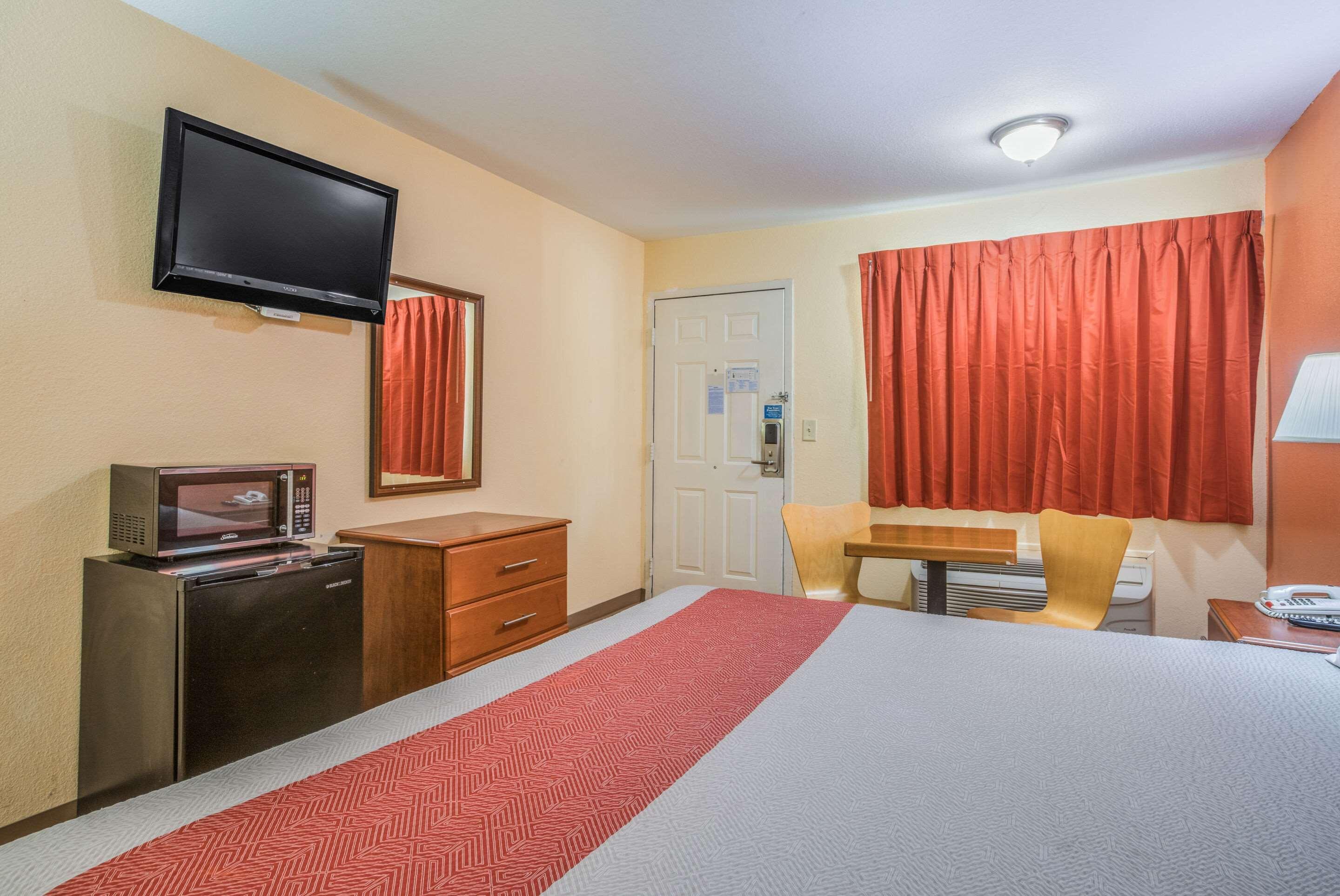 Rodeway Inn & Suites — photo 5