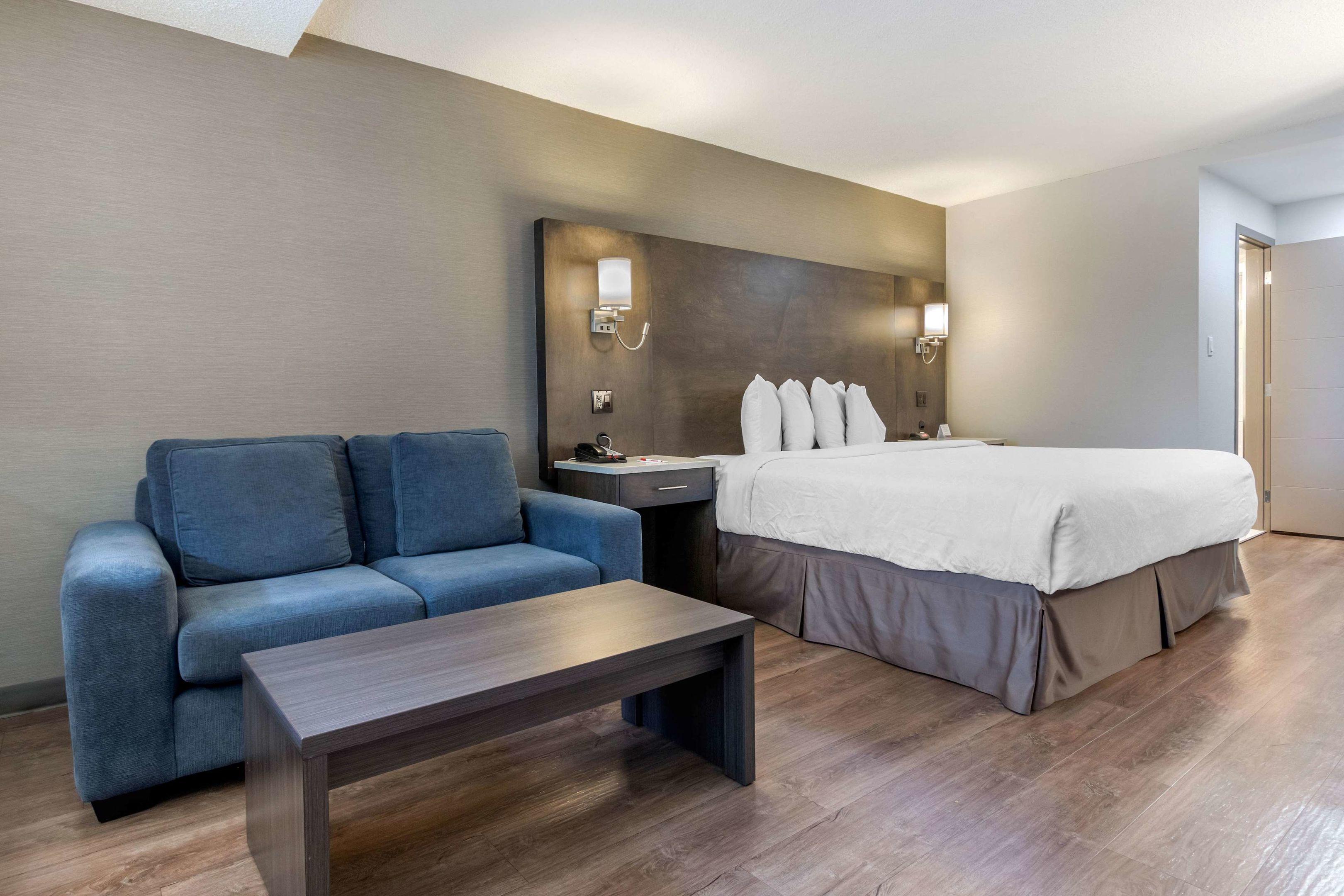 Super 8 by Wyndham Macleod Trail Calgary — photo 4