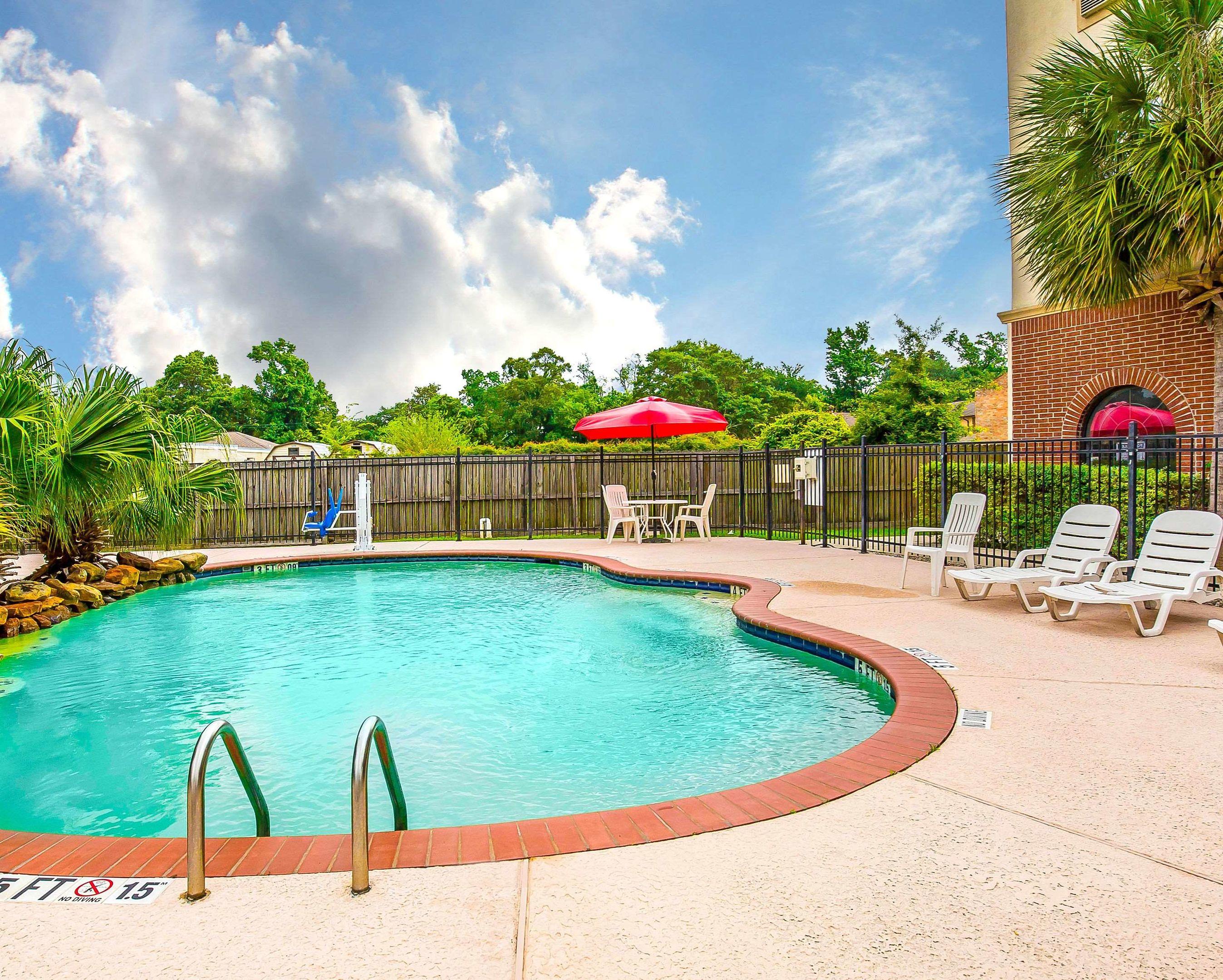 Econo Lodge Inn & Suites Beaumont — photo 4