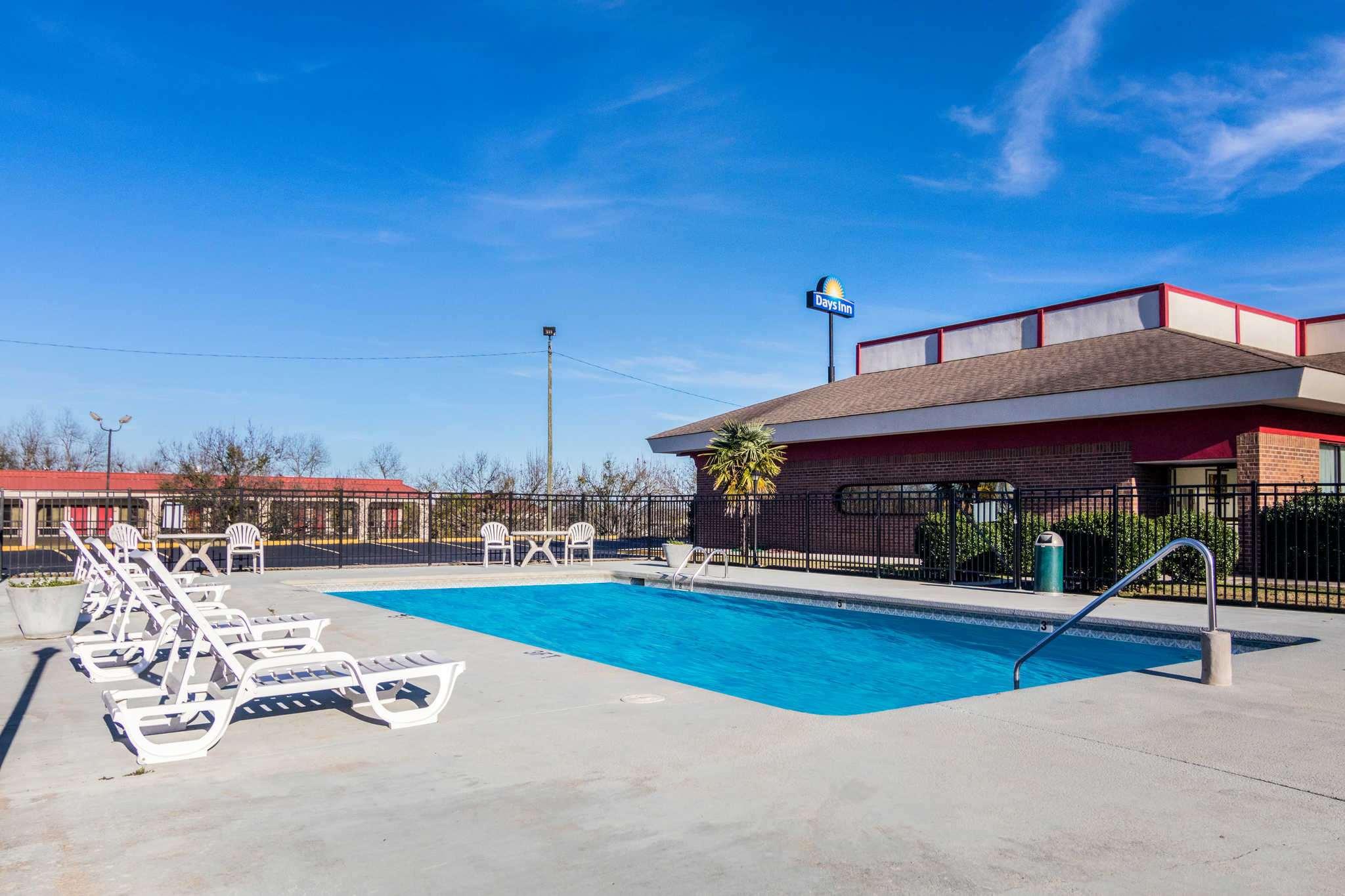 Econo Lodge Inn & Suites Conference Center — photo 5