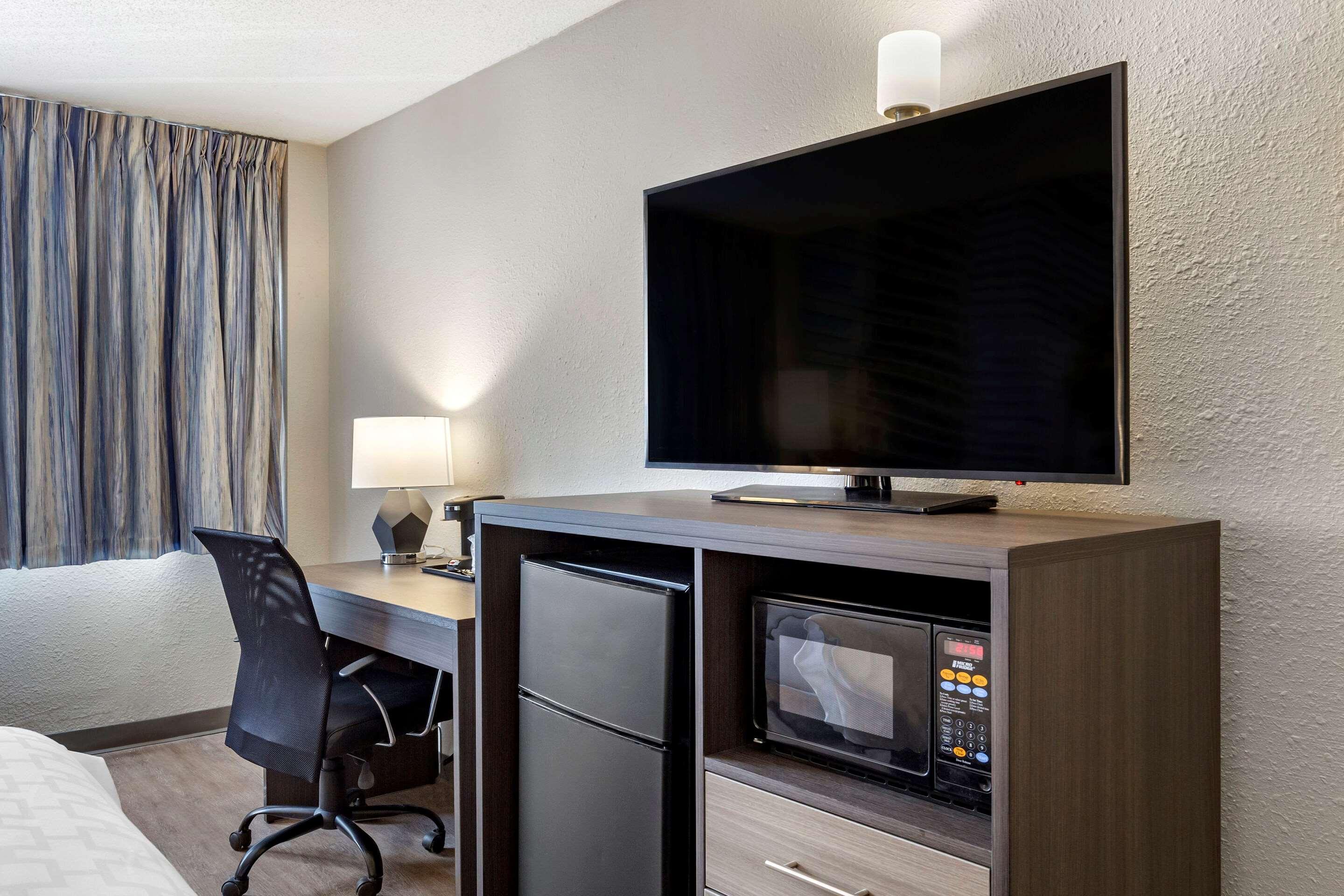 City Studios Inn & Suites — photo 3