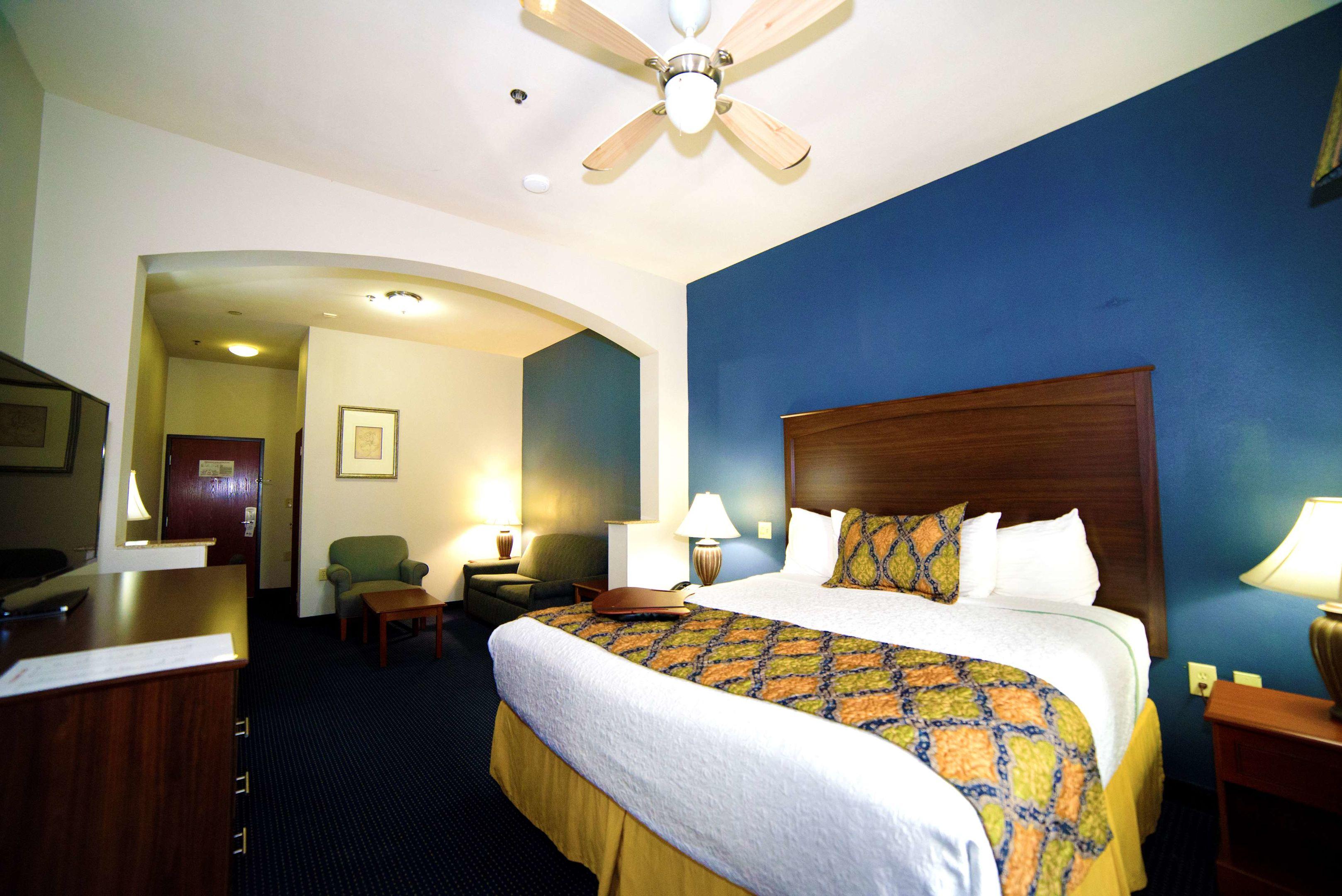 Best Western Plus Lake Dallas Inn & Suites — photo 4