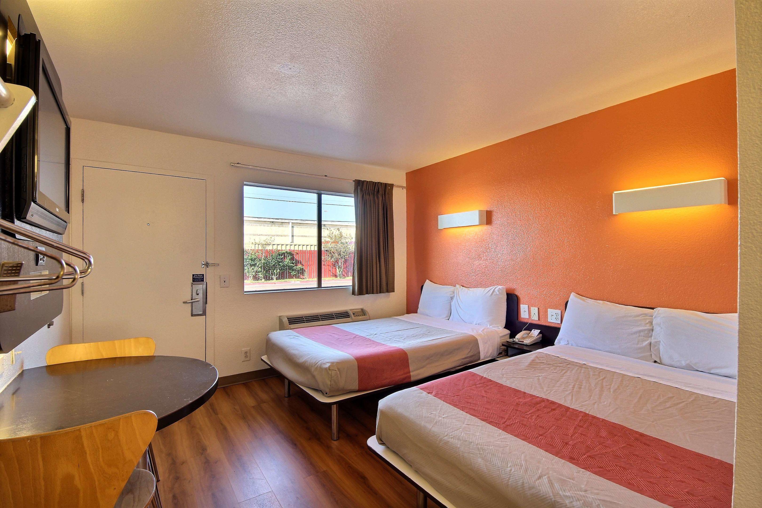 Motel 6 Laredo South — photo 5