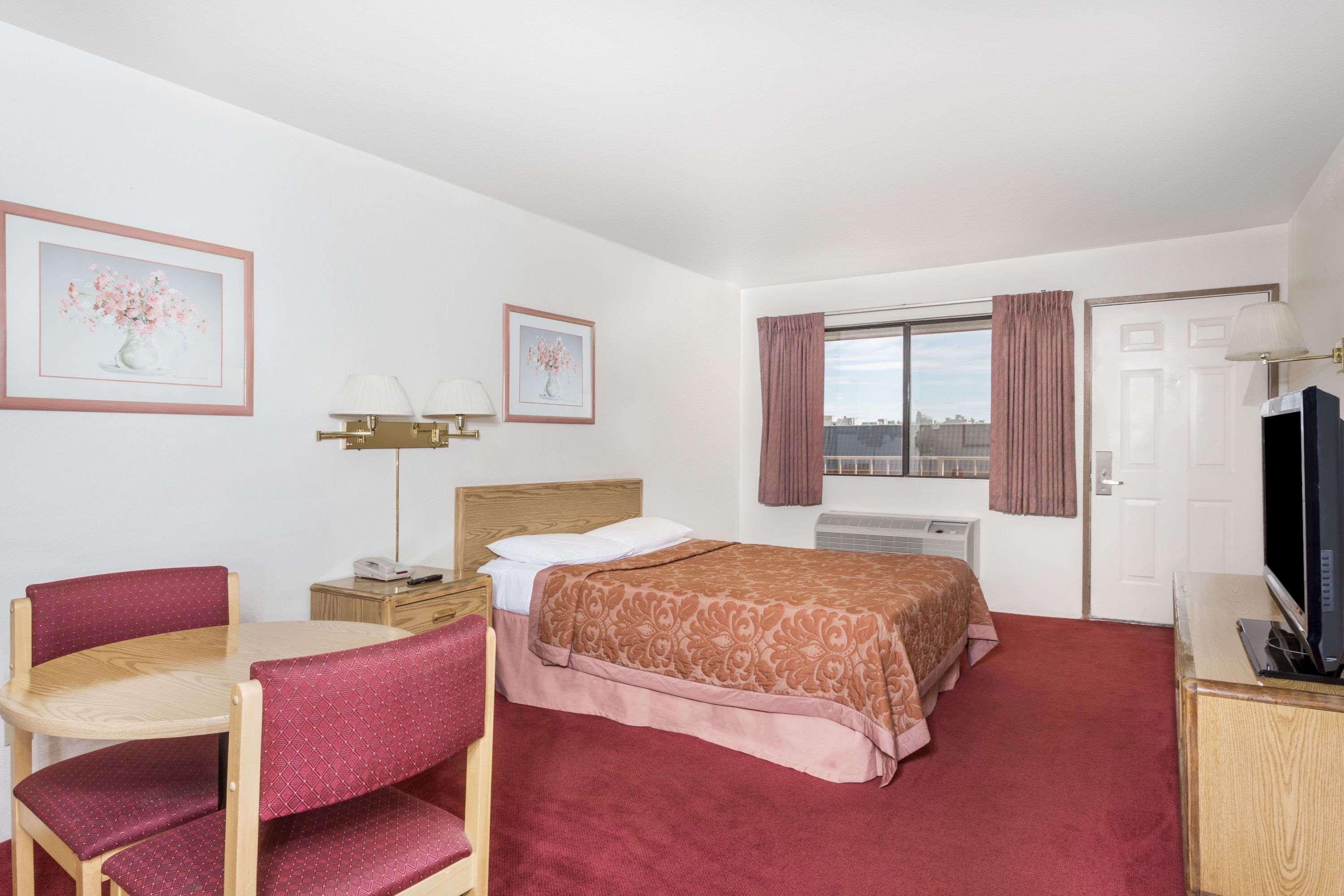 Super 8 by Wyndham Phoenix Metro North — photo 4