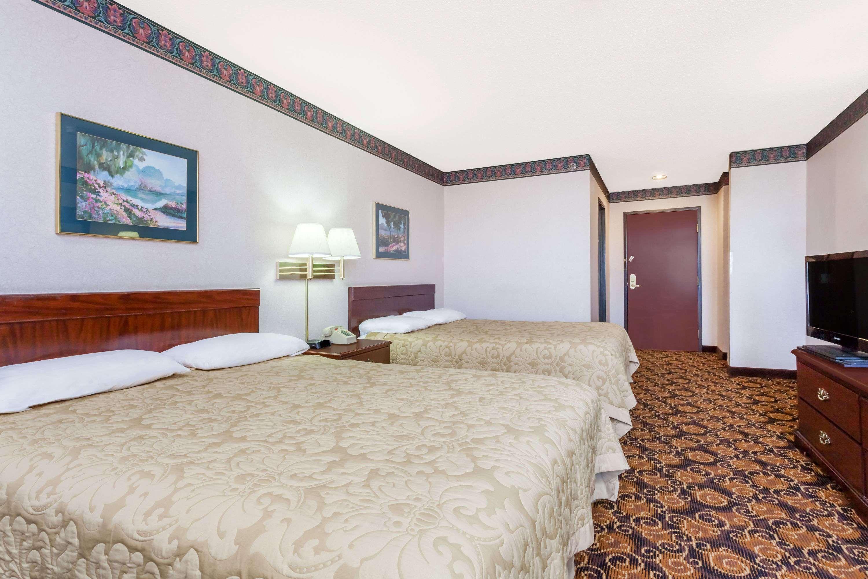 Super 8 by Wyndham Evansville North — photo 4